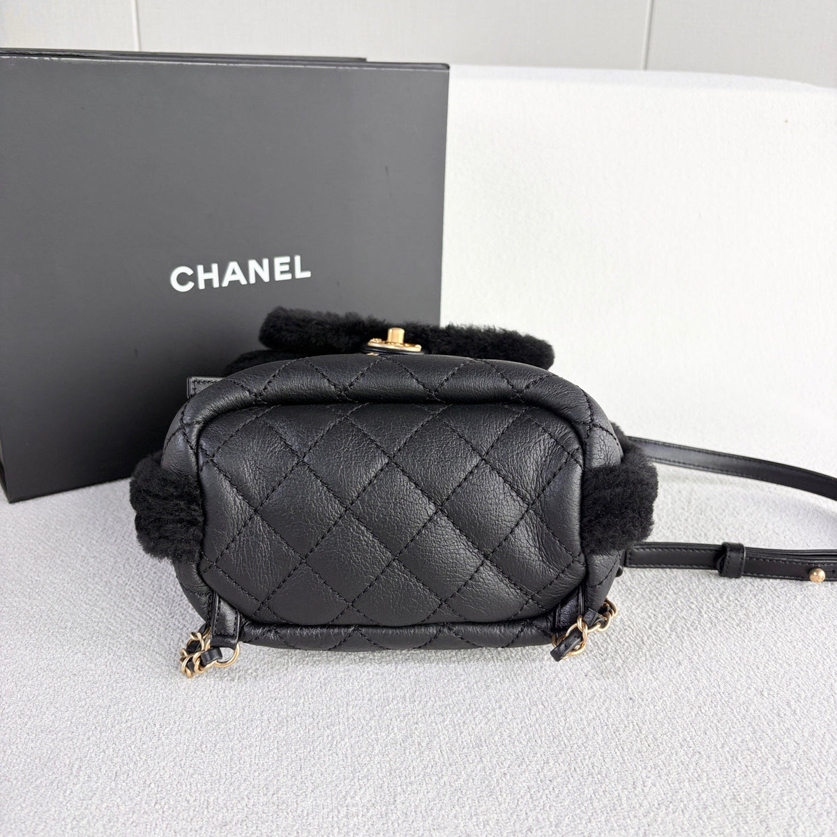 Chanel - 18A Shearling Flap Backpack - Leather - Black - (mini)