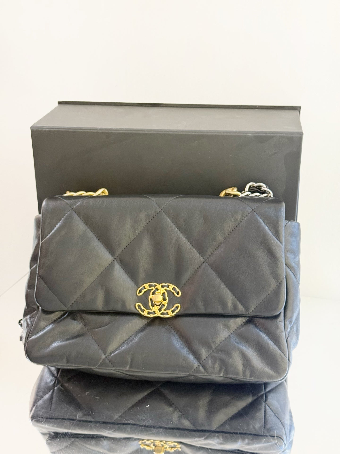 Chanel - 19 Bag - Lambskin leather - Black - (Medium)