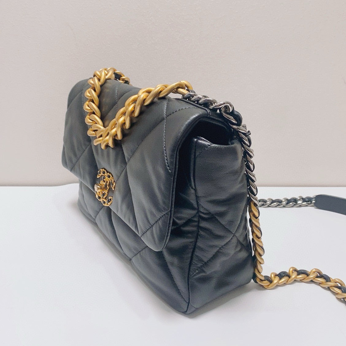 Chanel - 19 Bag - Lambskin leather - Black - (Medium)