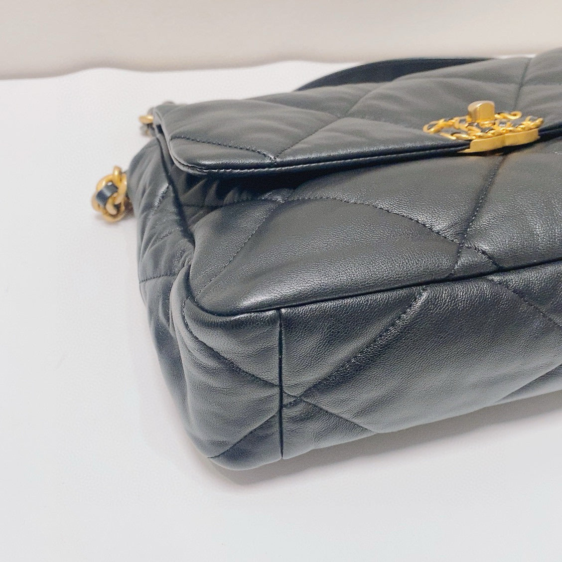 Chanel - 19 Bag - Lambskin leather - Black - (Medium)