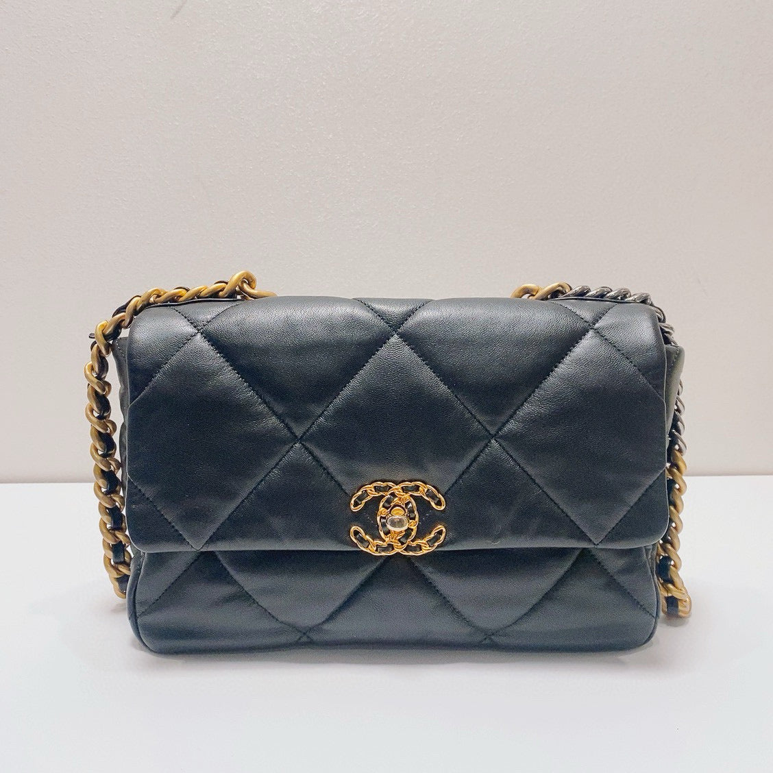 Chanel - 19 Bag - Lambskin leather - Black - (Medium)