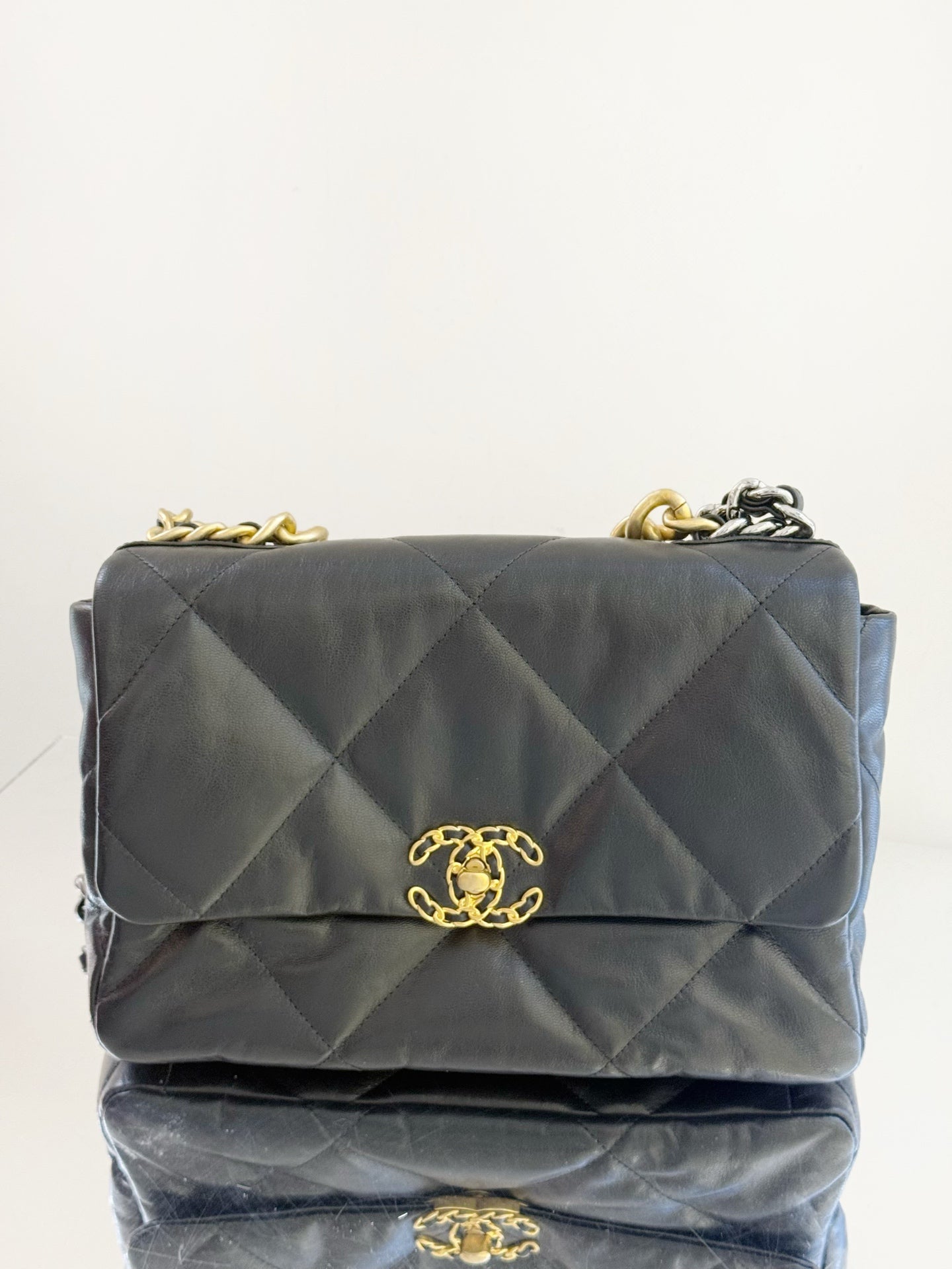 Chanel - 19 Bag - Lambskin leather - Black - (Medium)