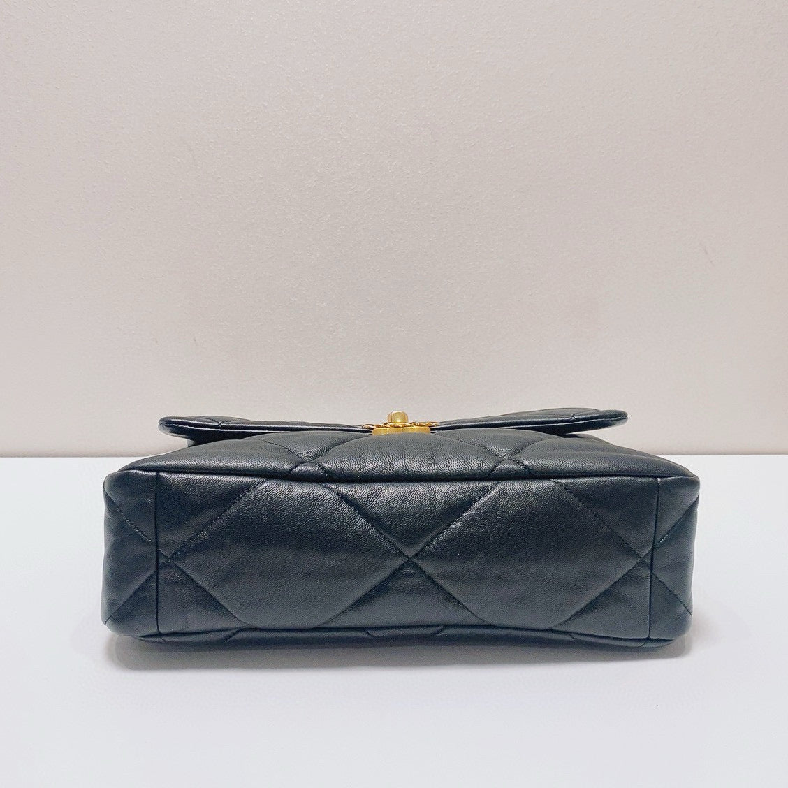 Chanel - 19 Bag - Lambskin leather - Black - (Medium)