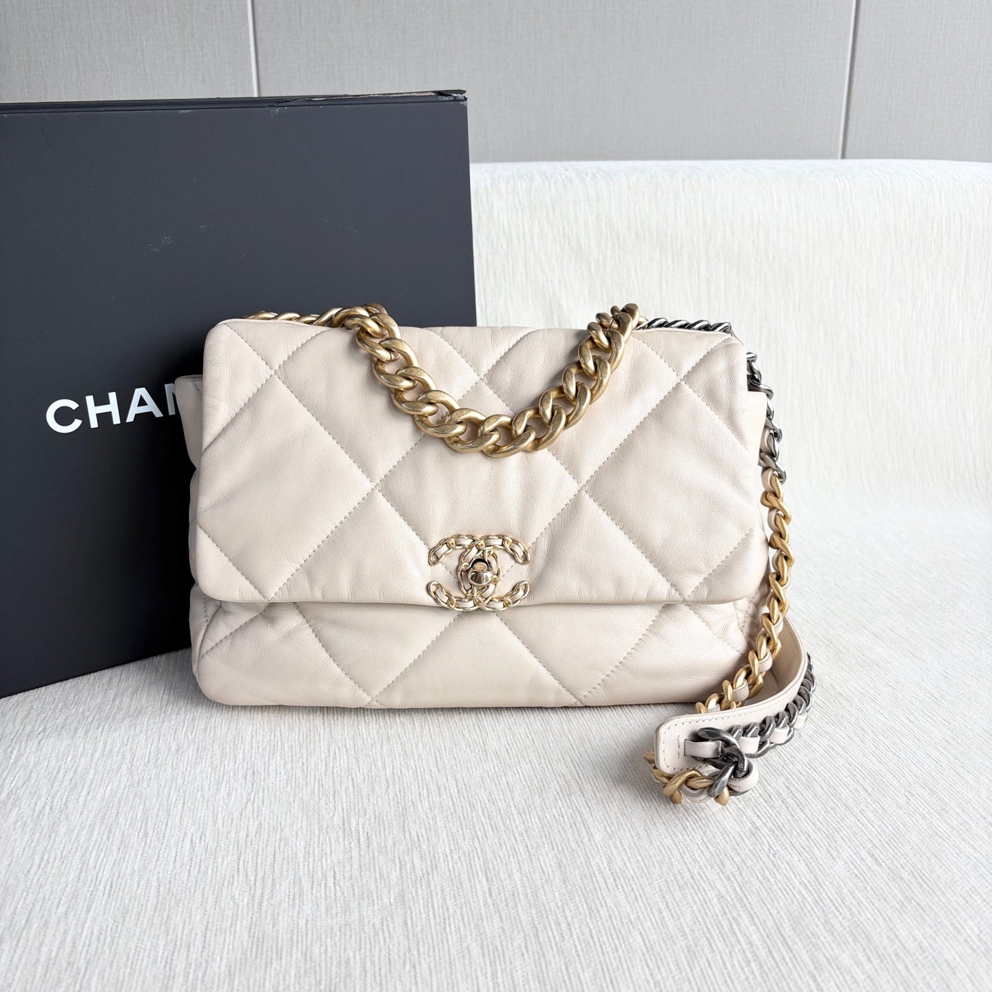 Chanel - 19 Bag - Leather - Beige - (medium)