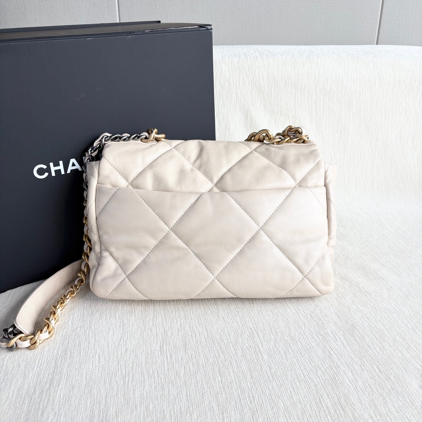 Chanel - 19 Bag - Leather - Beige - (medium)