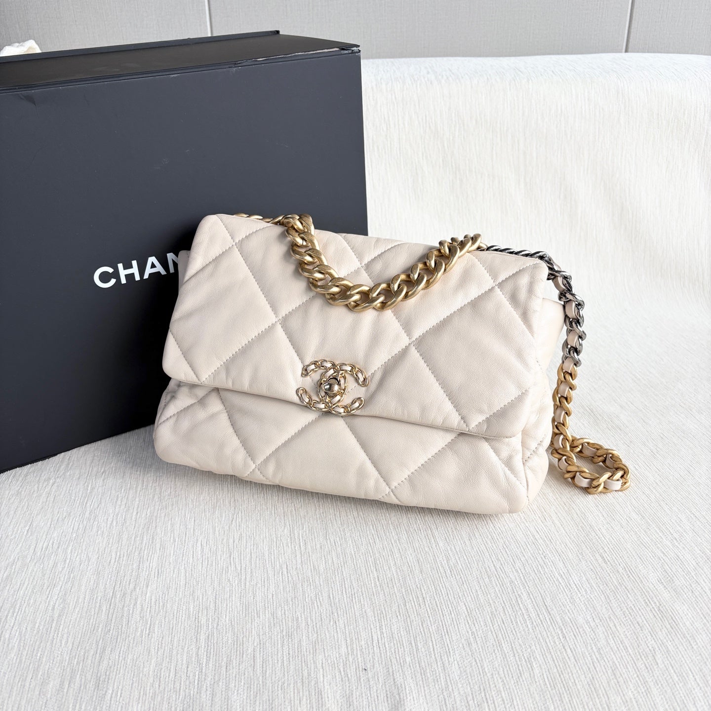 Chanel - 19 Bag - Leather - Beige - (medium)