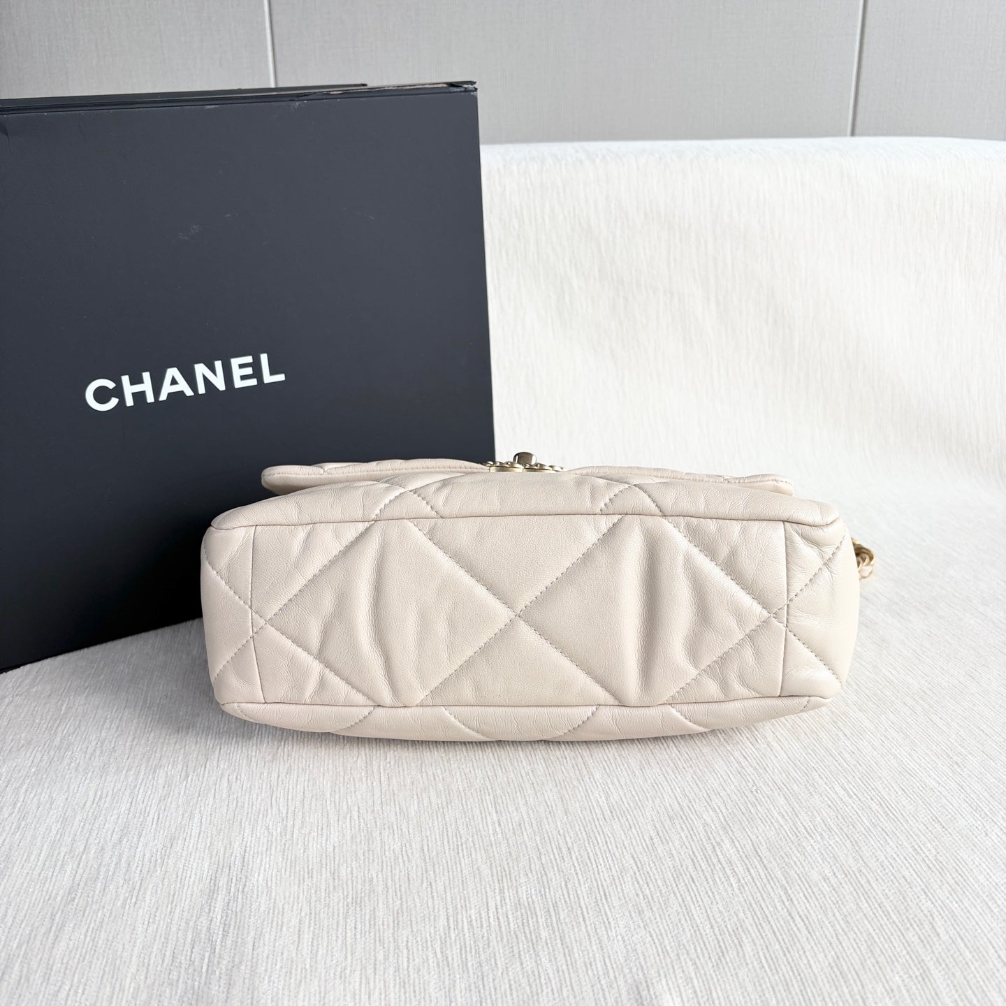 Chanel - 19 Bag - Leather - Beige - (medium)