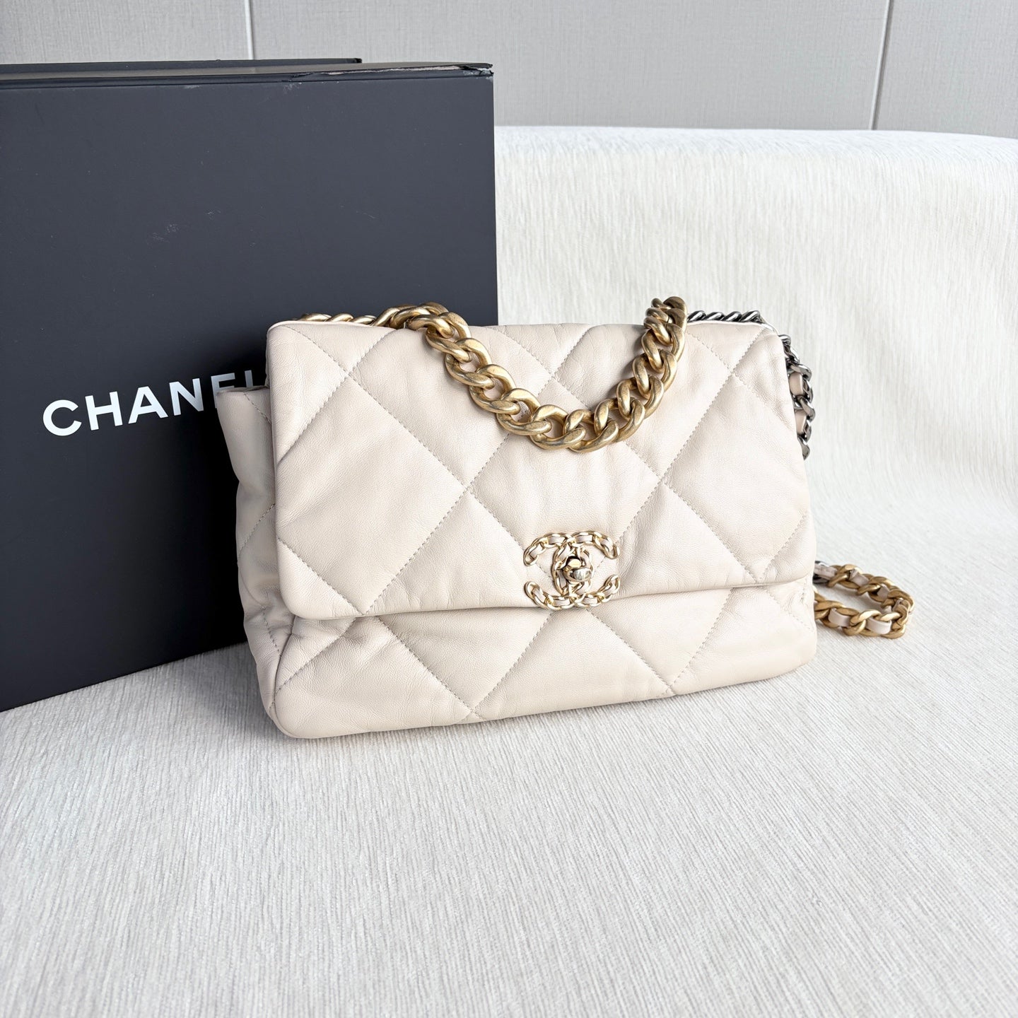 Chanel - 19 Bag - Leather - Beige - (medium)