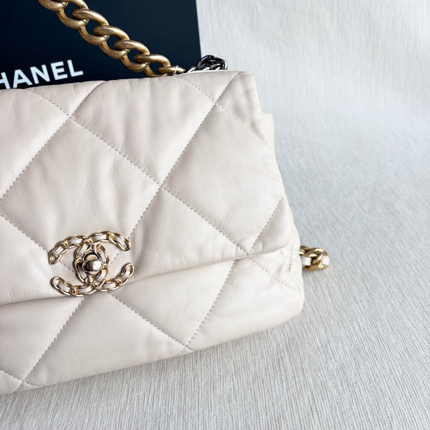 Chanel - 19 Bag - Leather - Beige - (medium)