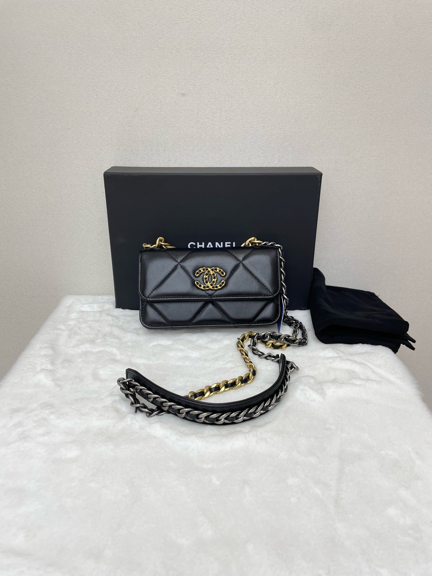 Chanel - 19 Bag - Leather - Black - (mini)