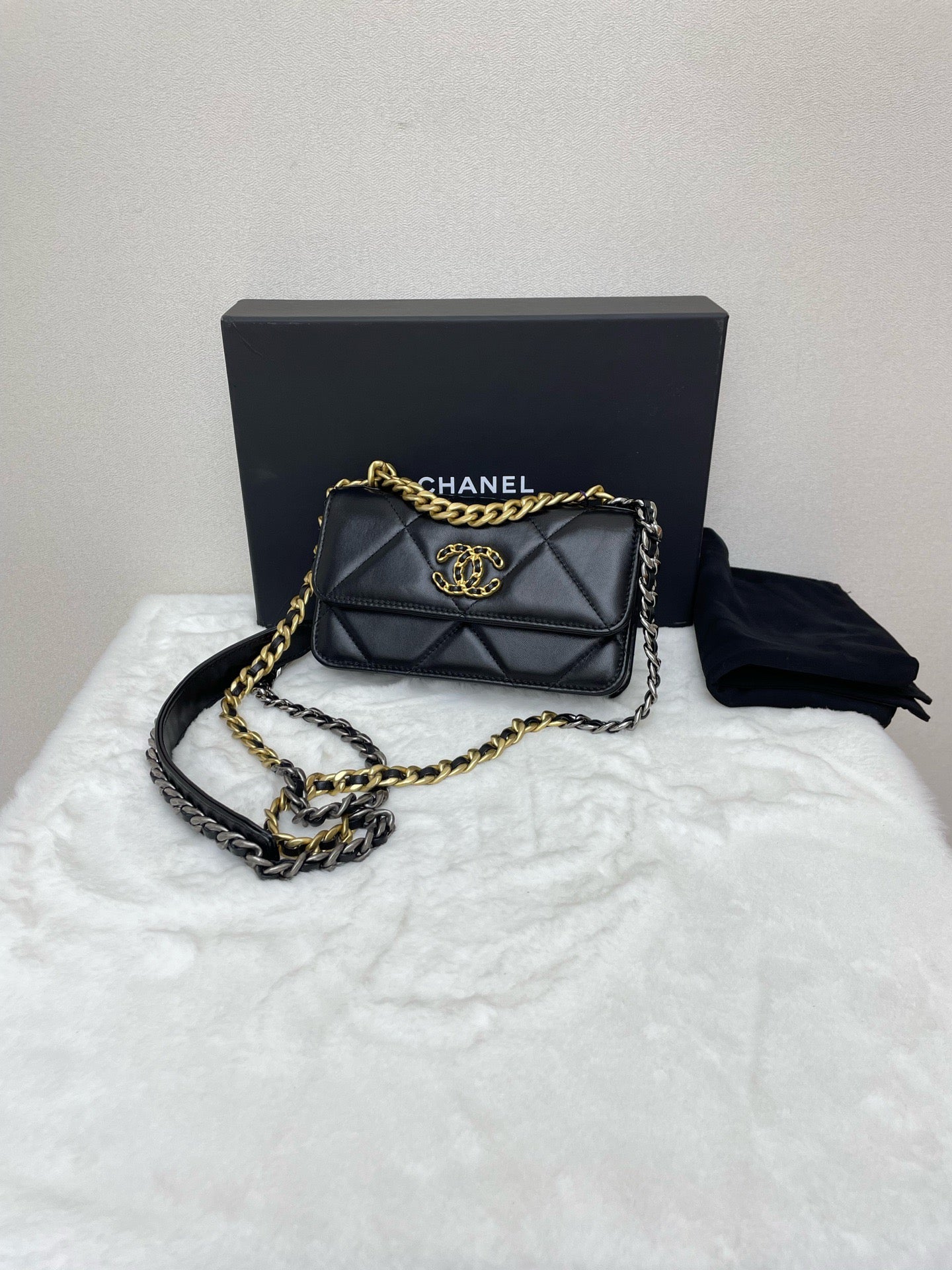 Chanel - 19 Bag - Leather - Black - (mini)