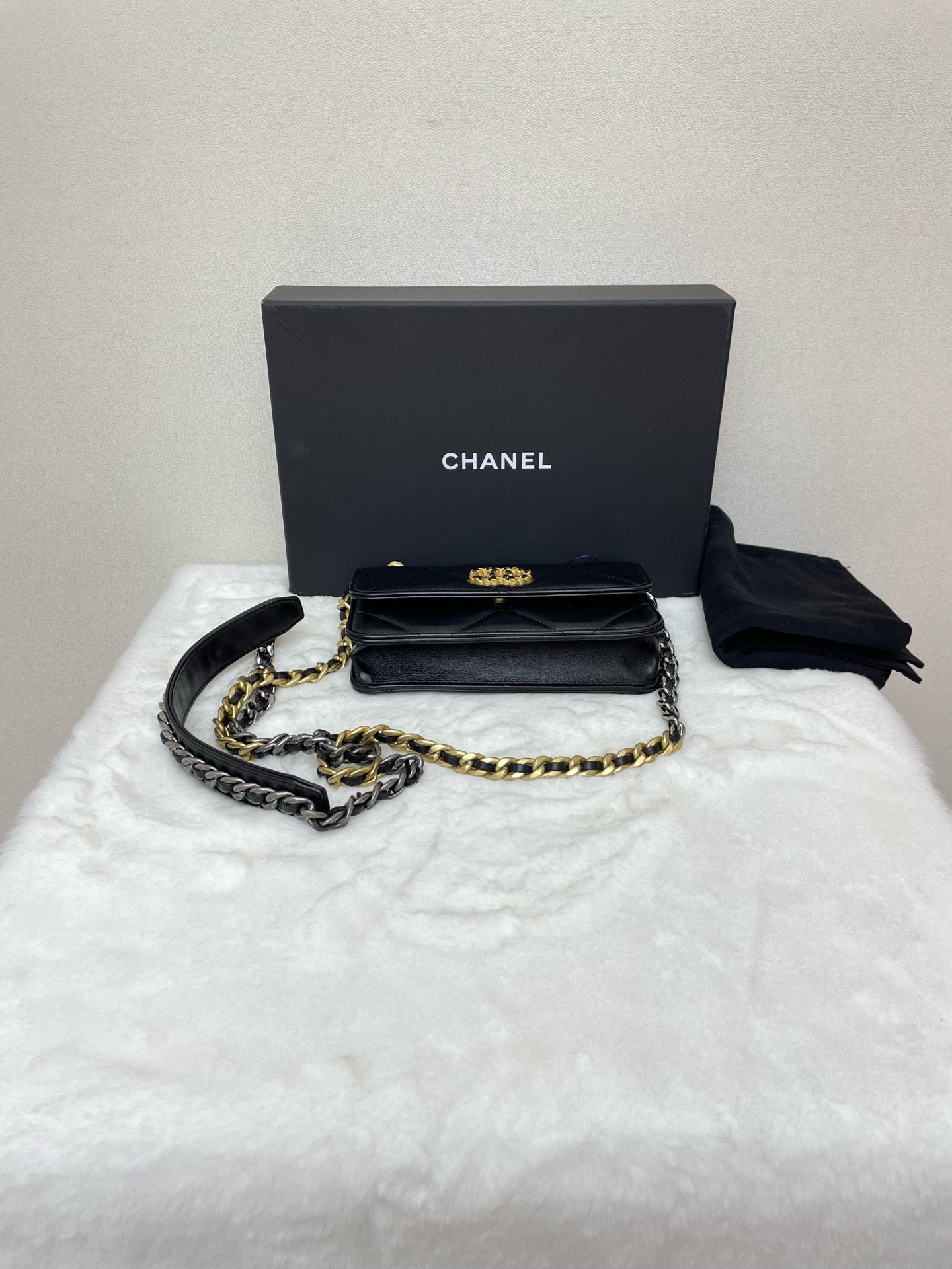Chanel - 19 Bag - Leather - Black - (mini)