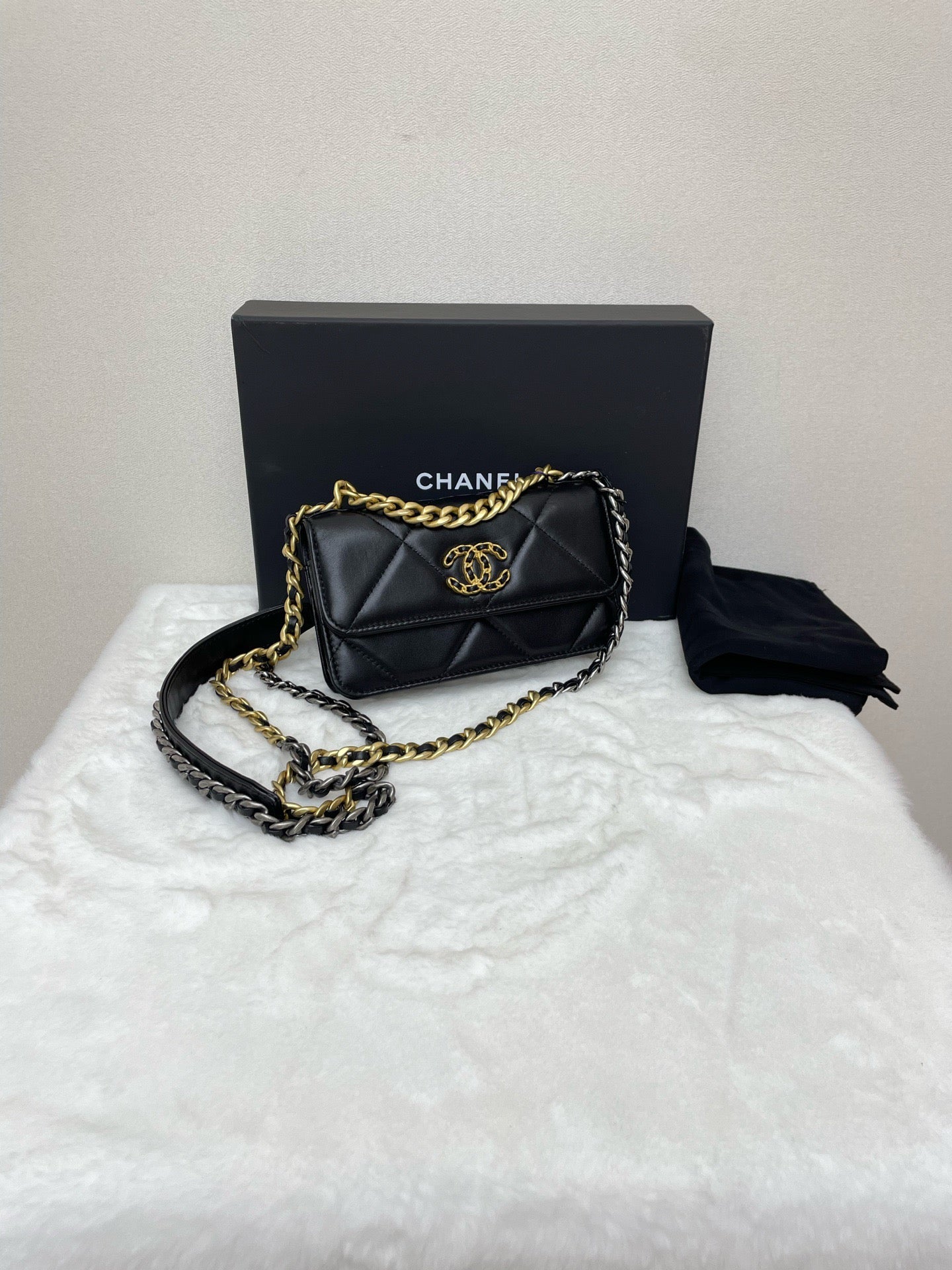 Chanel - 19 Bag - Leather - Black - (mini)