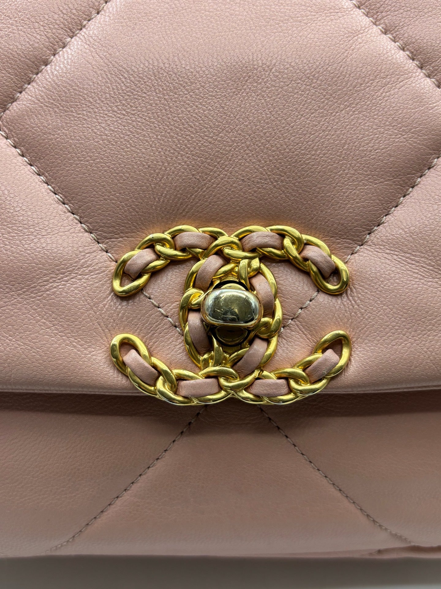 Chanel - 19 Bag - Leather - Pink - (small)