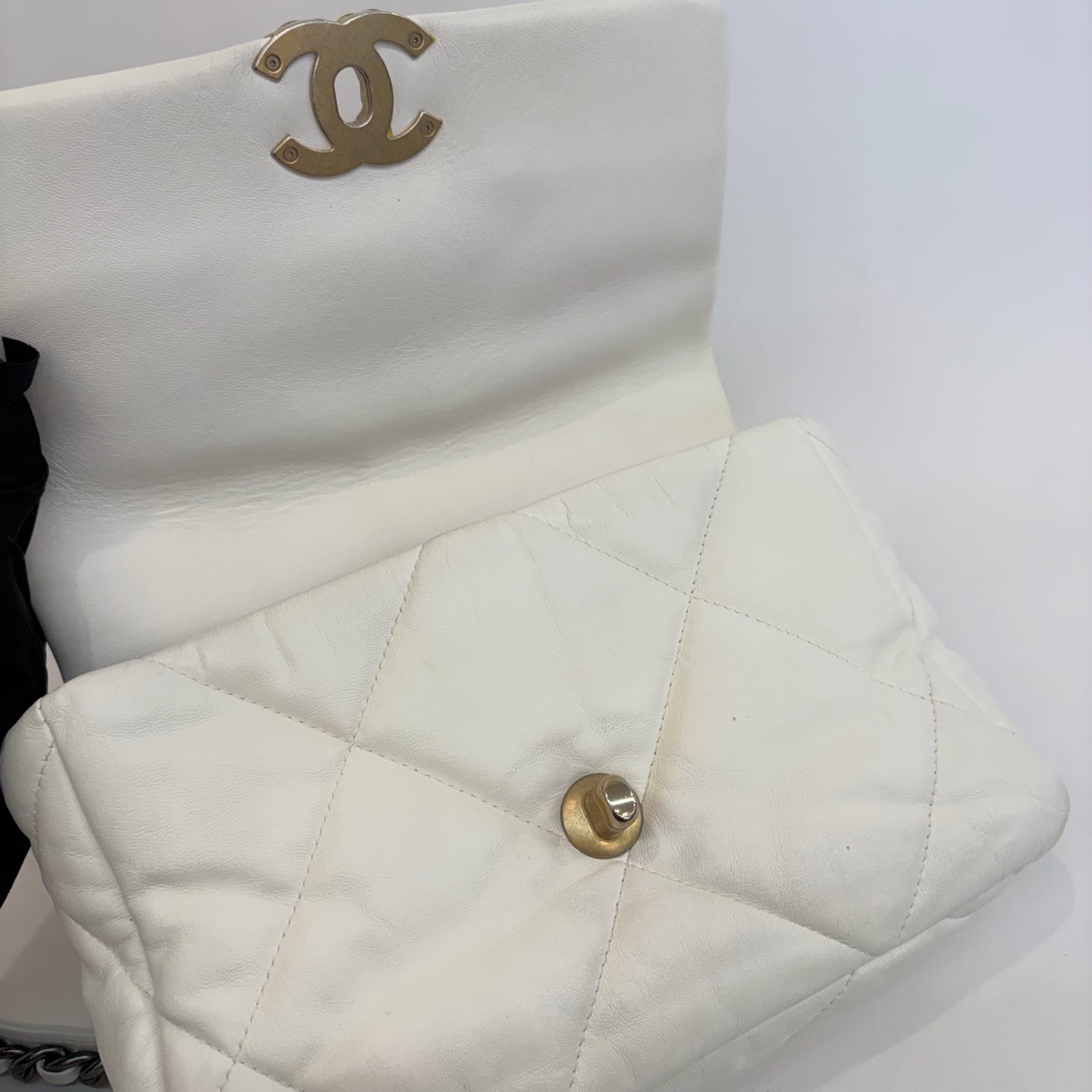 Chanel - 19 Bag - Leather - White - (medium)