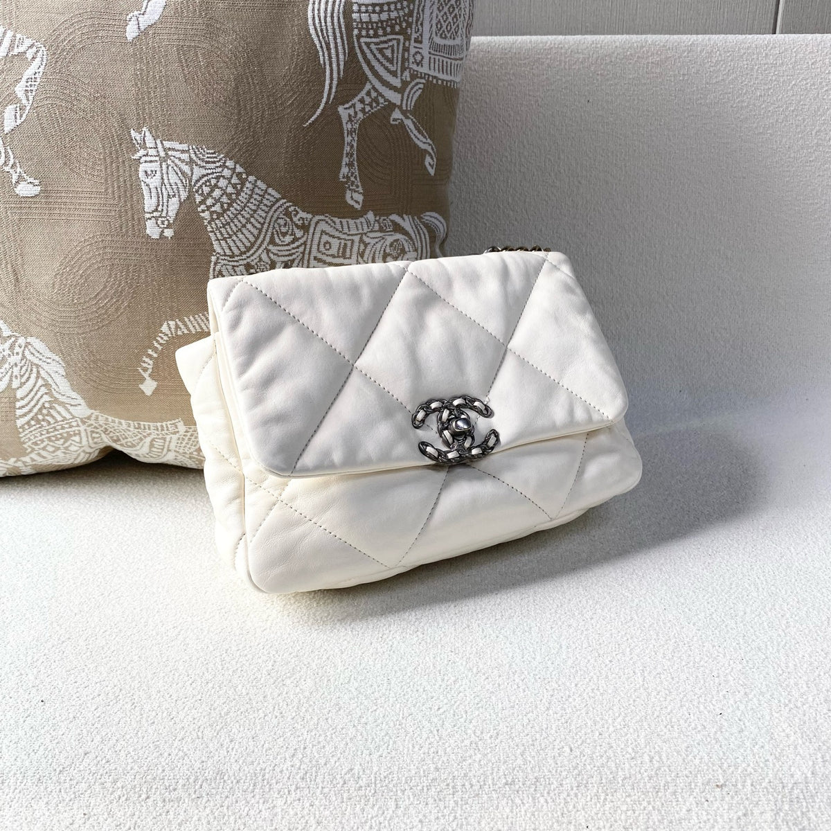 Chanel - 19 bag - Leather - White - (small)