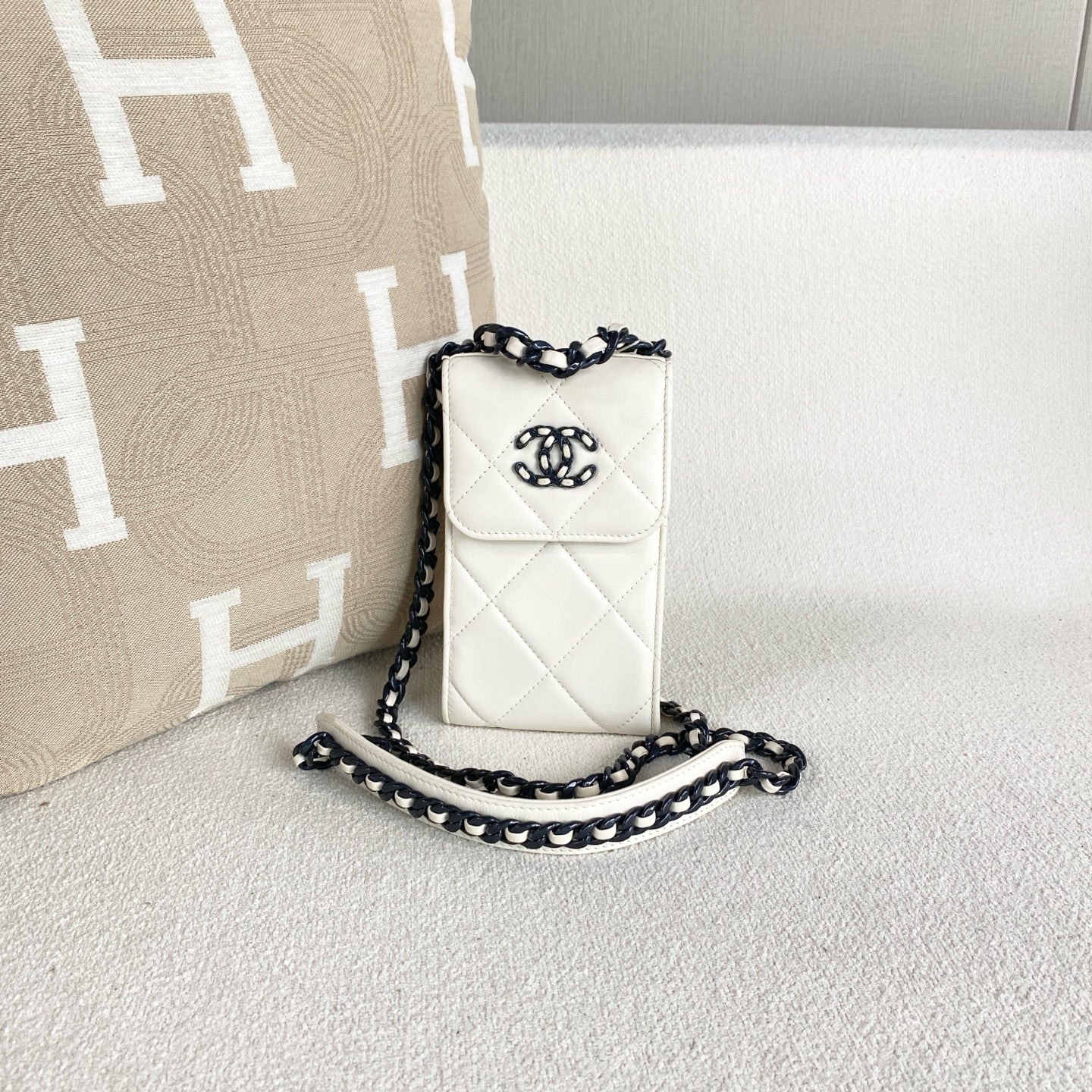 Chanel - 19 bag vertical phone holder - Leather - White - (mini)