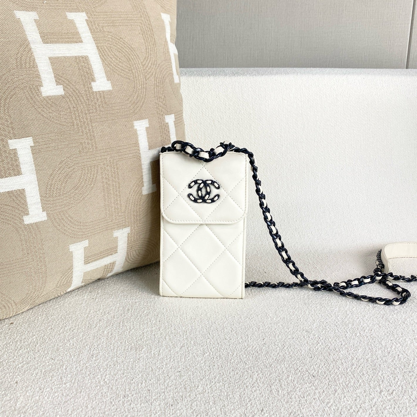 Chanel - 19 bag vertical phone holder - Leather - White - (mini)