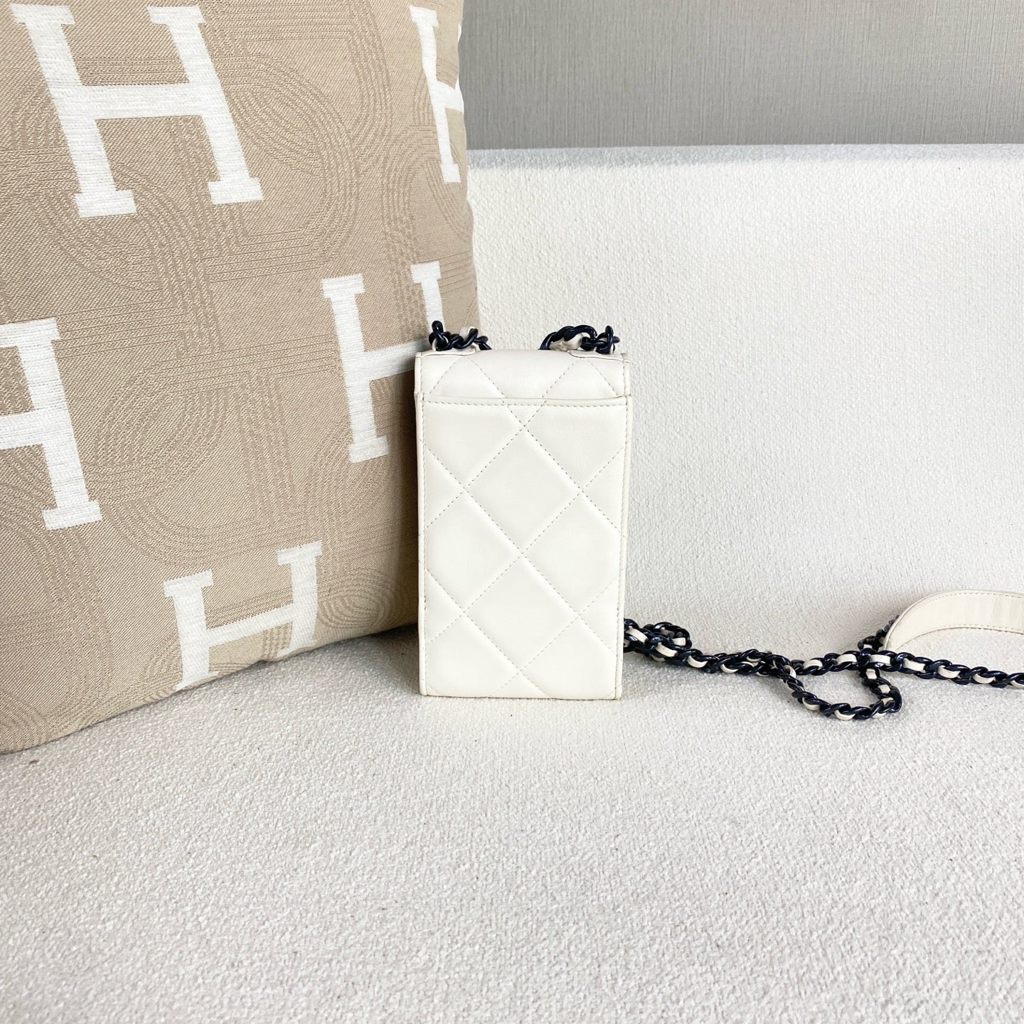 Chanel - 19 bag vertical phone holder - Leather - White - (mini)
