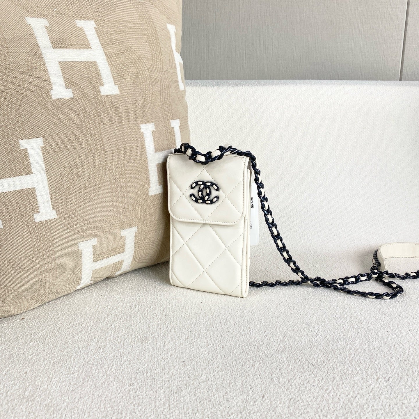 Chanel - 19 bag vertical phone holder - Leather - White - (mini)