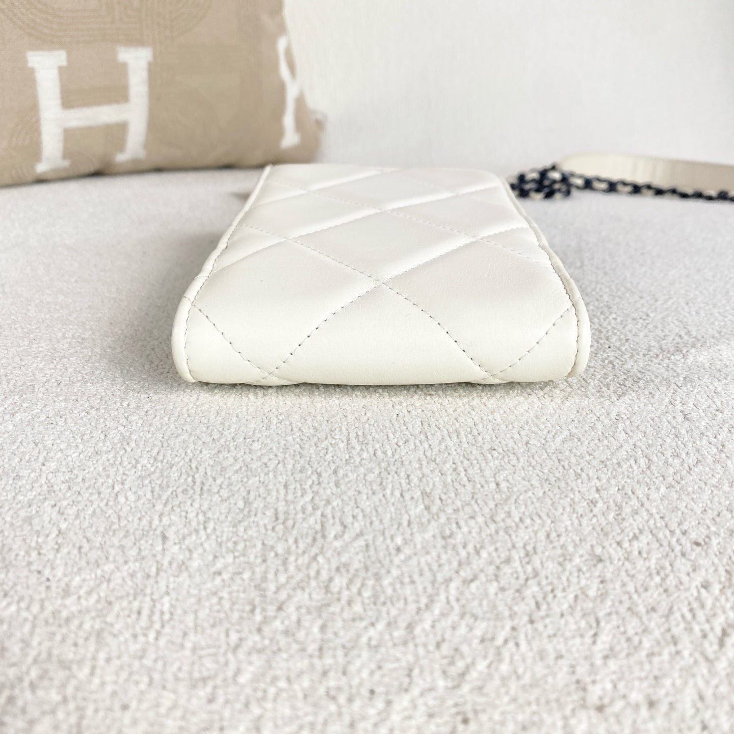 Chanel - 19 bag vertical phone holder - Leather - White - (mini)