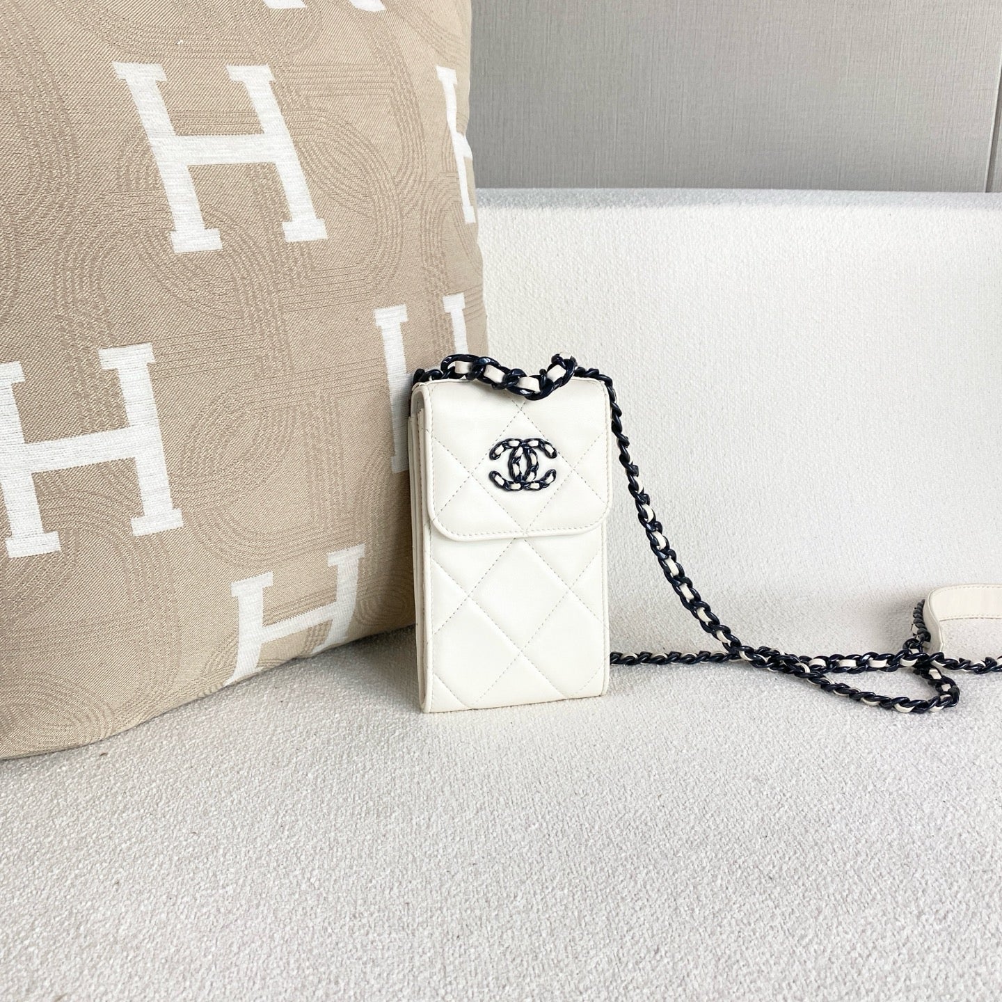 Chanel - 19 bag vertical phone holder - Leather - White - (mini)