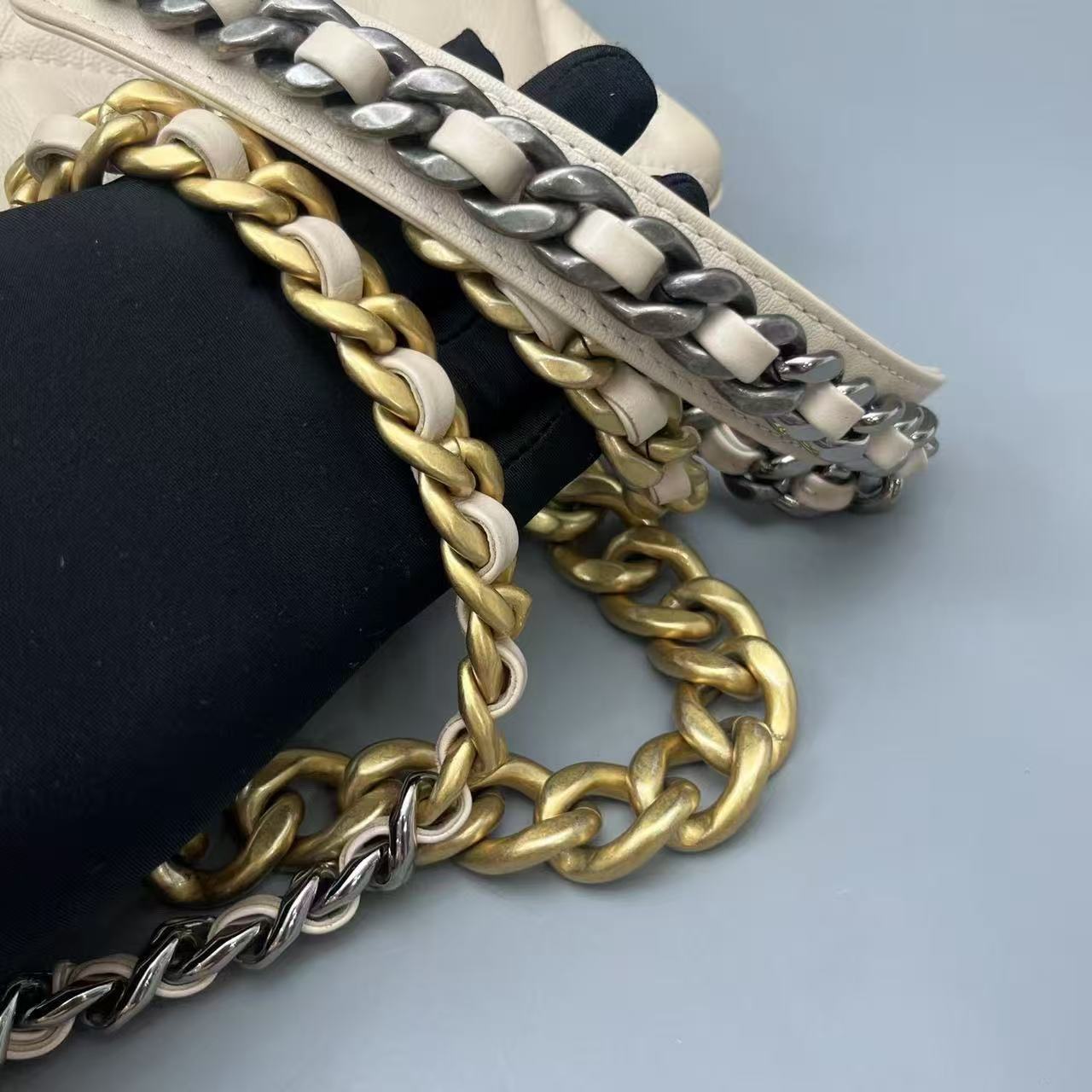 Chanel - 19 Flap Bag - Grained calfskin leather - Beige - (Medium)