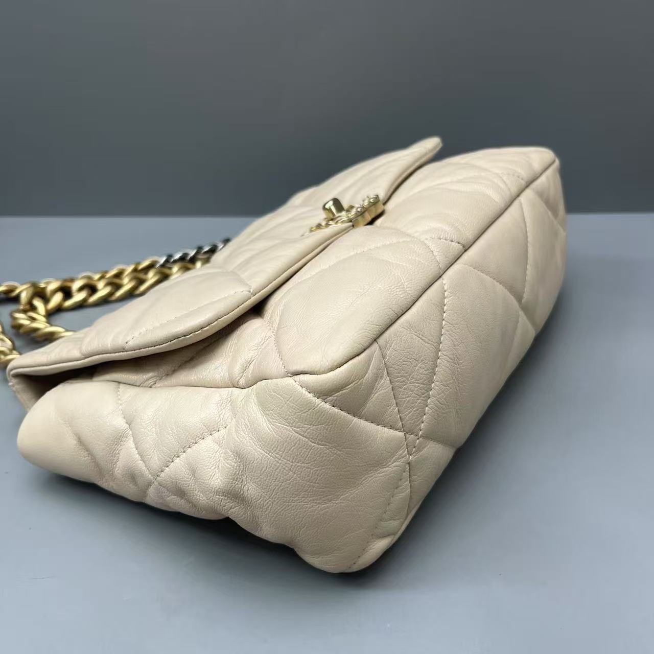 Chanel - 19 Flap Bag - Grained calfskin leather - Beige - (Medium)