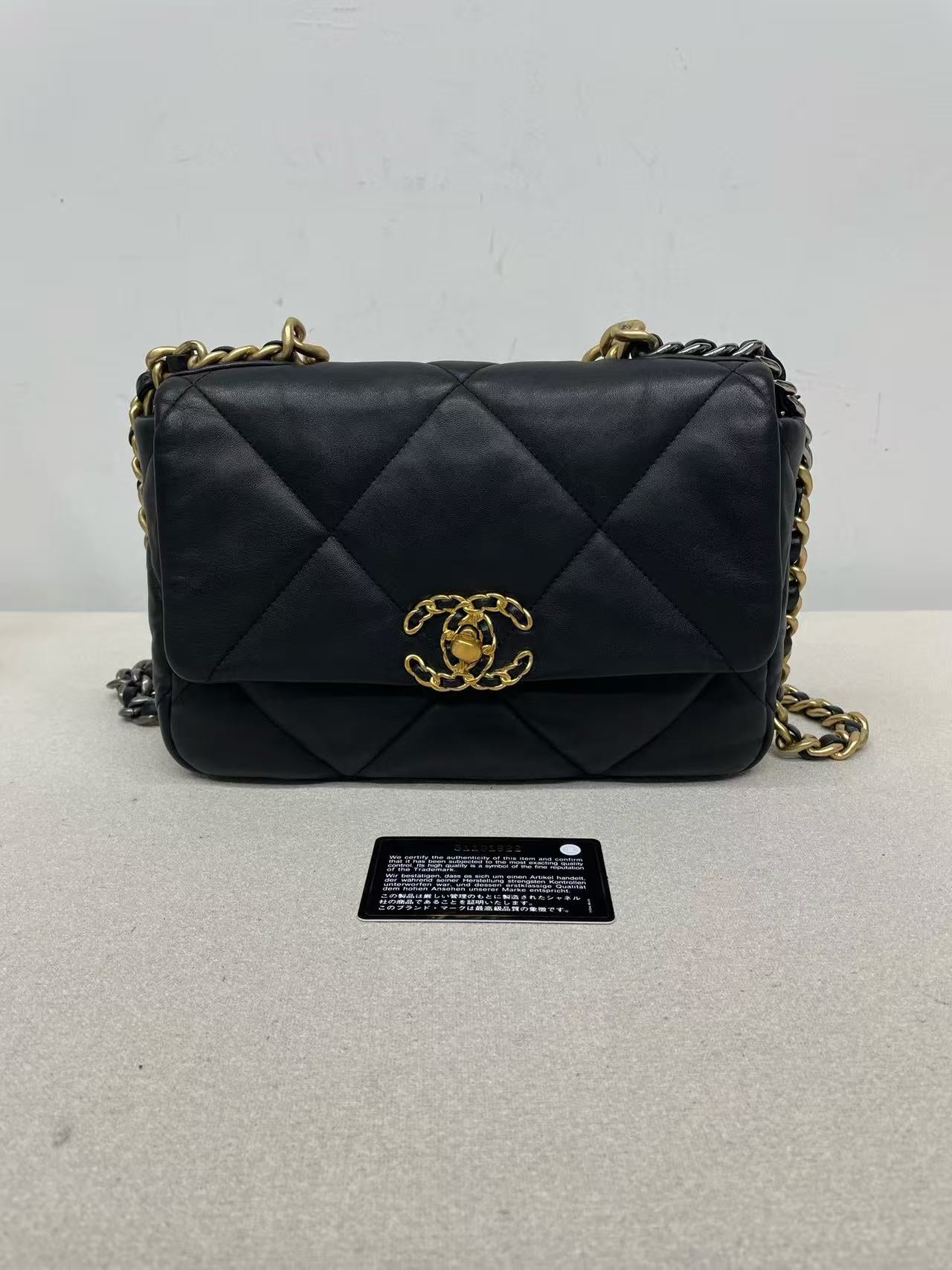 Chanel - 19 Flap Bag - Lambskin leather - Black - (small)