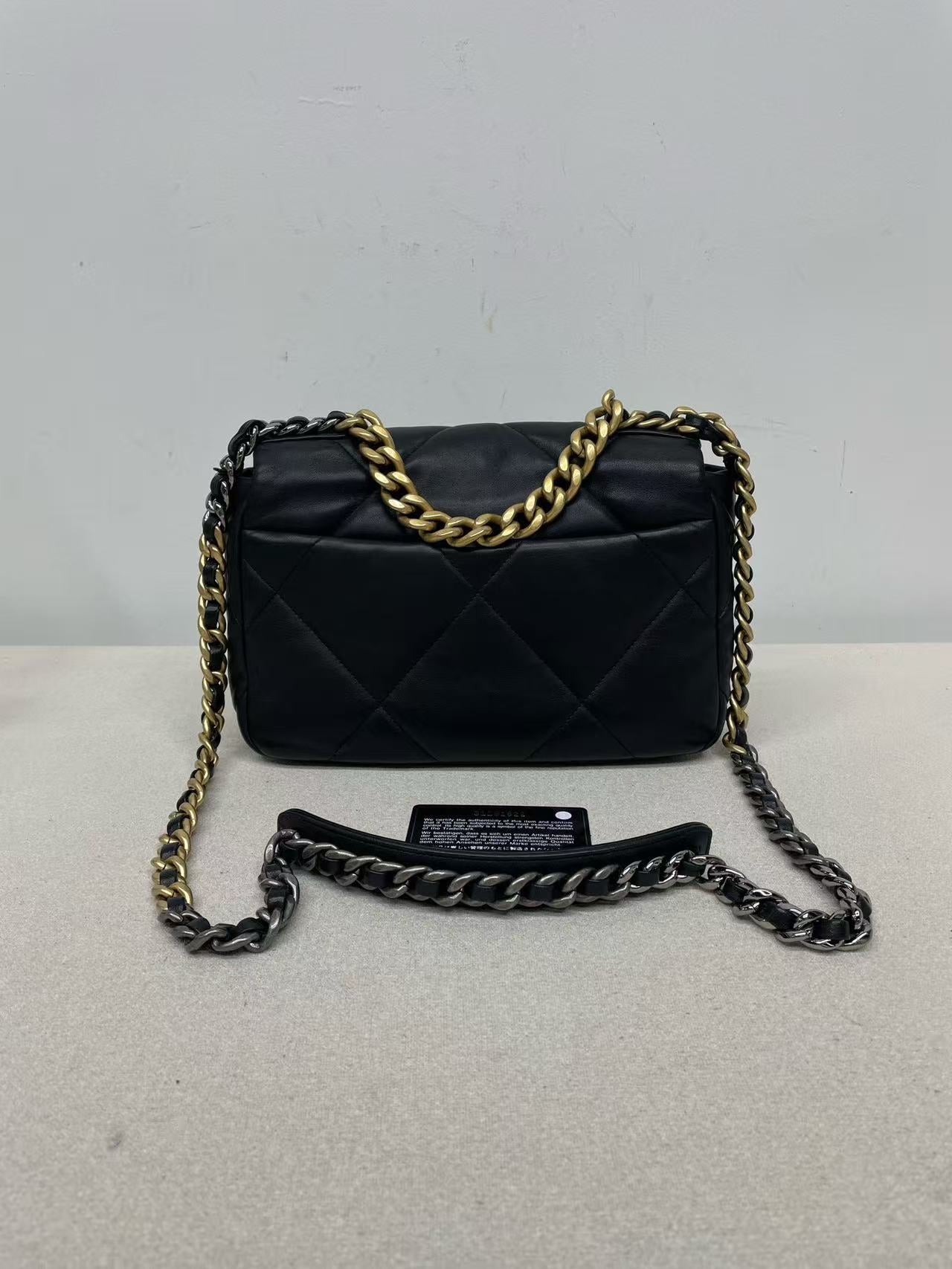 Chanel - 19 Flap Bag - Lambskin leather - Black - (small)