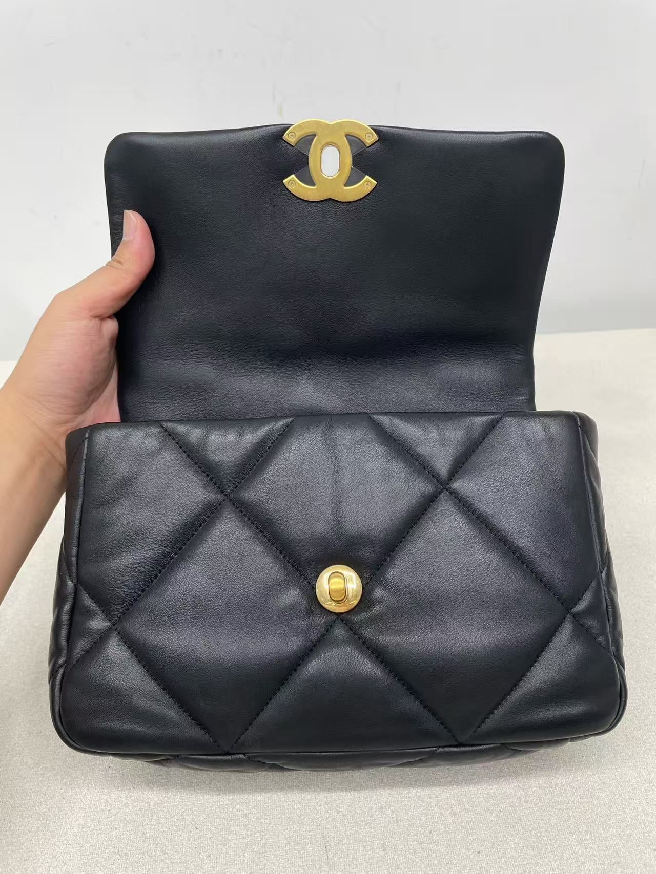 Chanel - 19 Flap Bag - Lambskin leather - Black - (small)