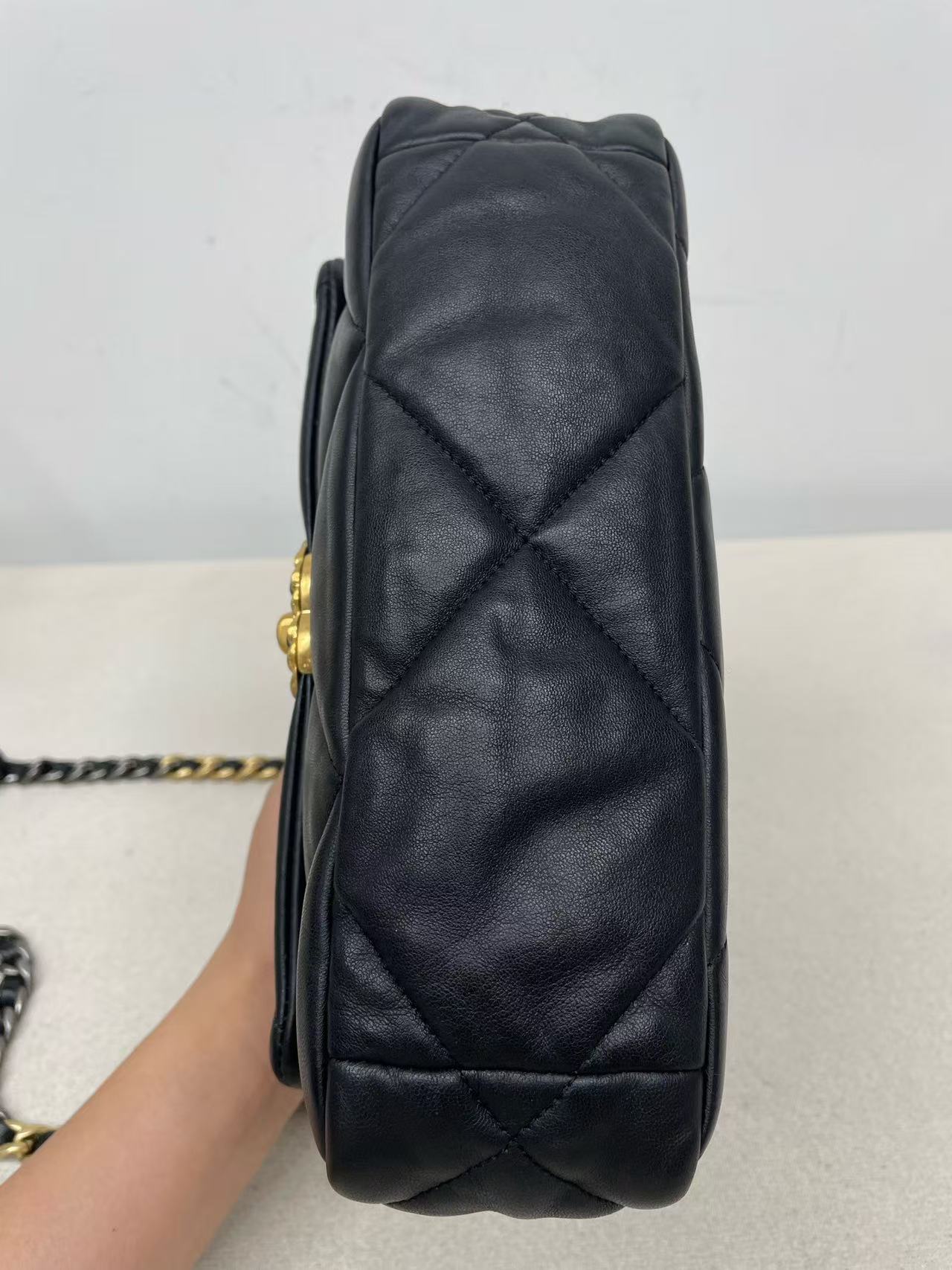 Chanel - 19 Flap Bag - Lambskin leather - Black - (small)