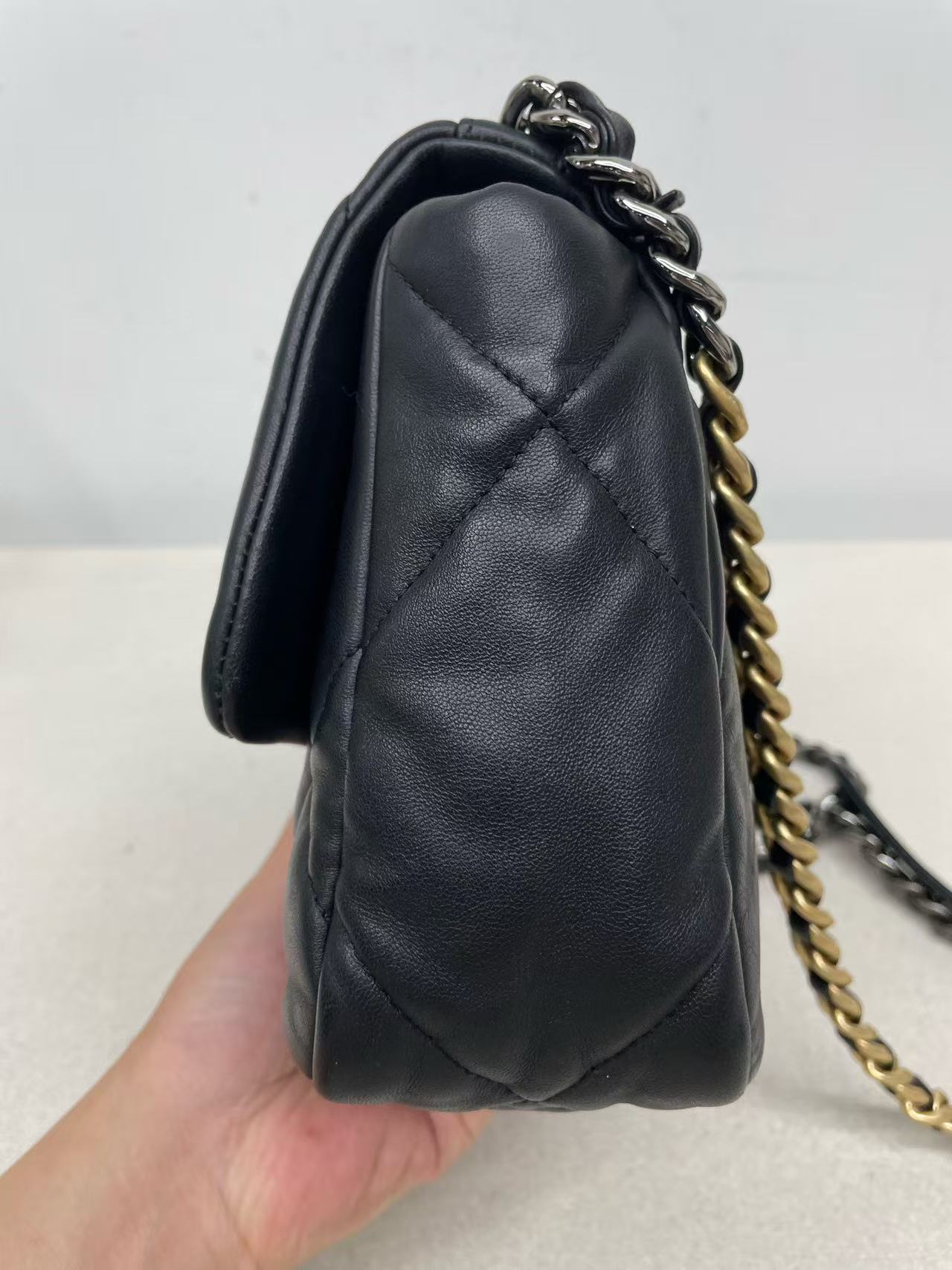 Chanel - 19 Flap Bag - Lambskin leather - Black - (small)
