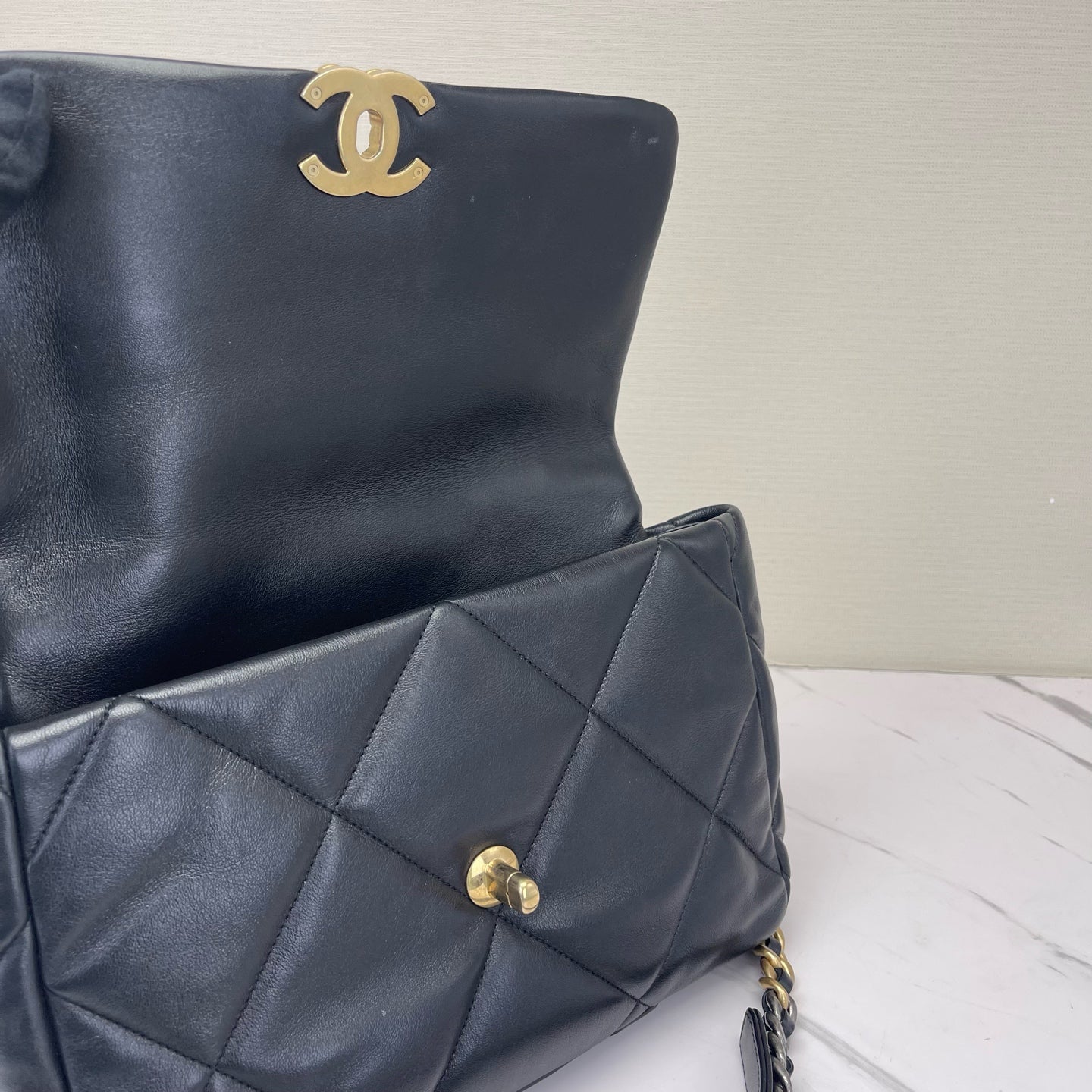 Chanel - 19 - Leather - Black - (large)