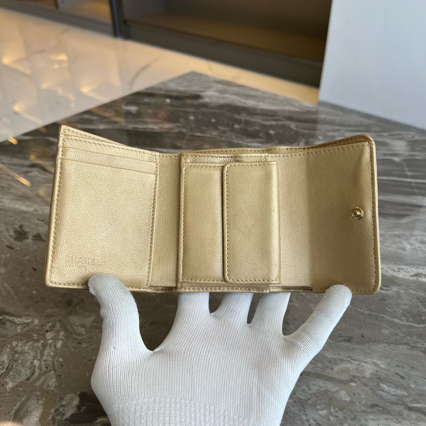 Chanel - 19 - Leather - Gold - (Small)
