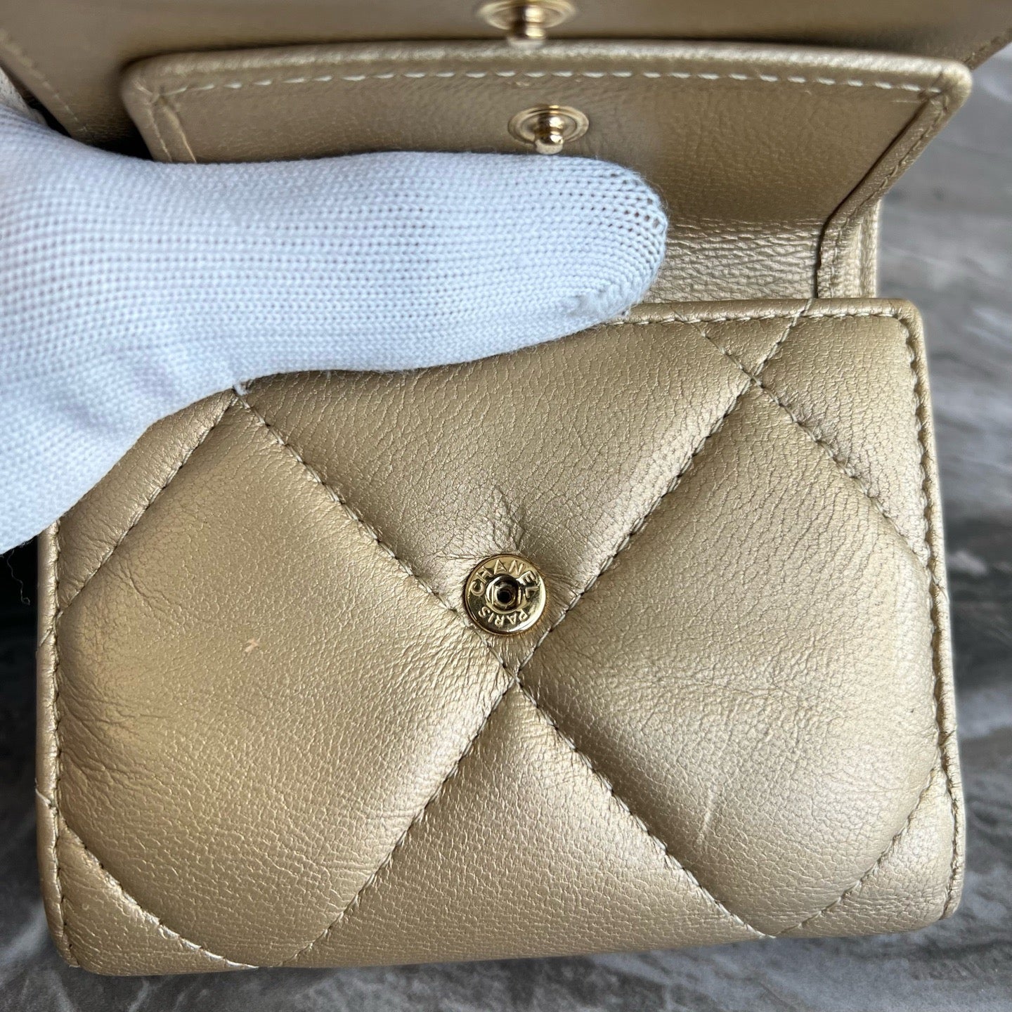 Chanel - 19 - Leather - Gold - (Small)