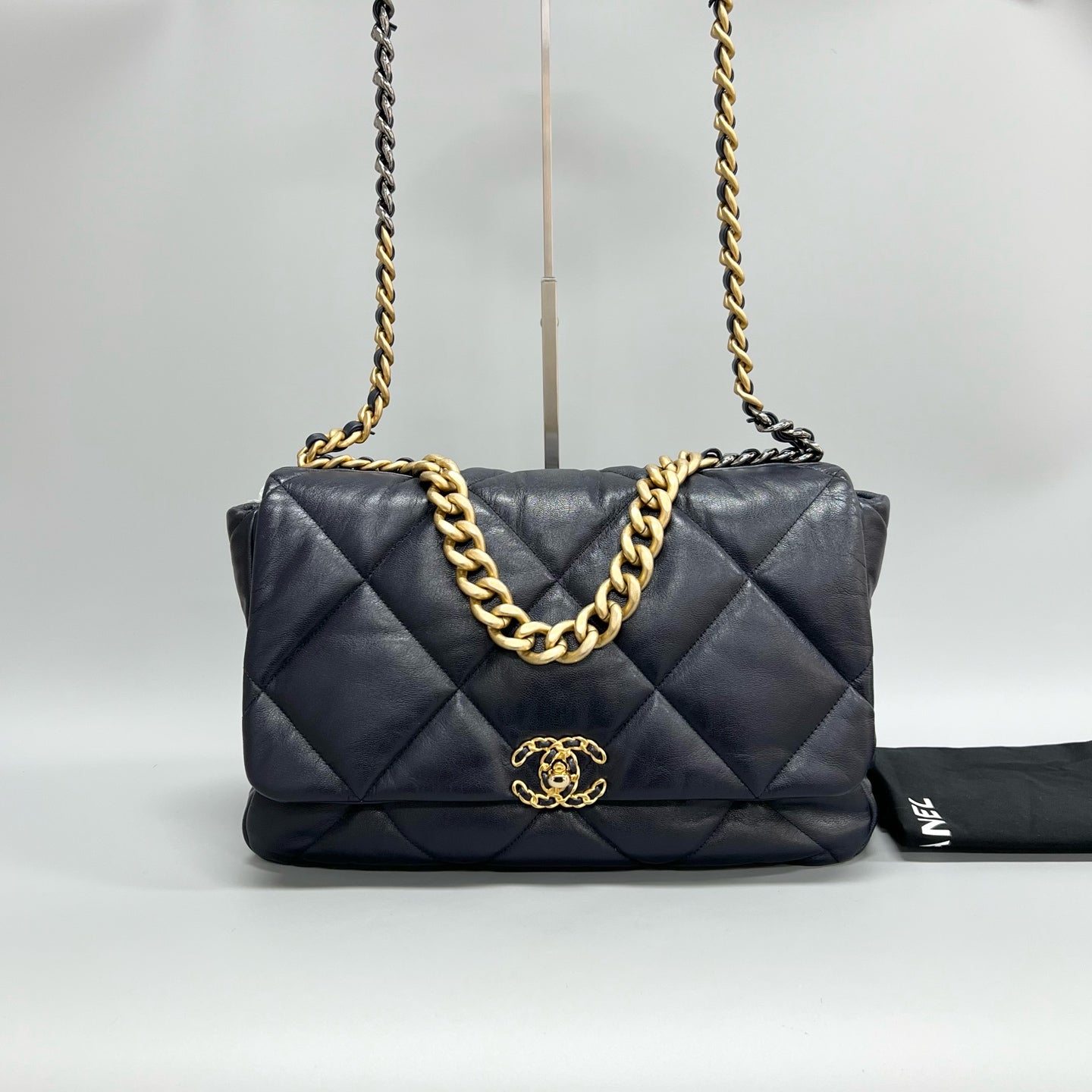 Chanel - 19 - Leather - Navy - (medium)