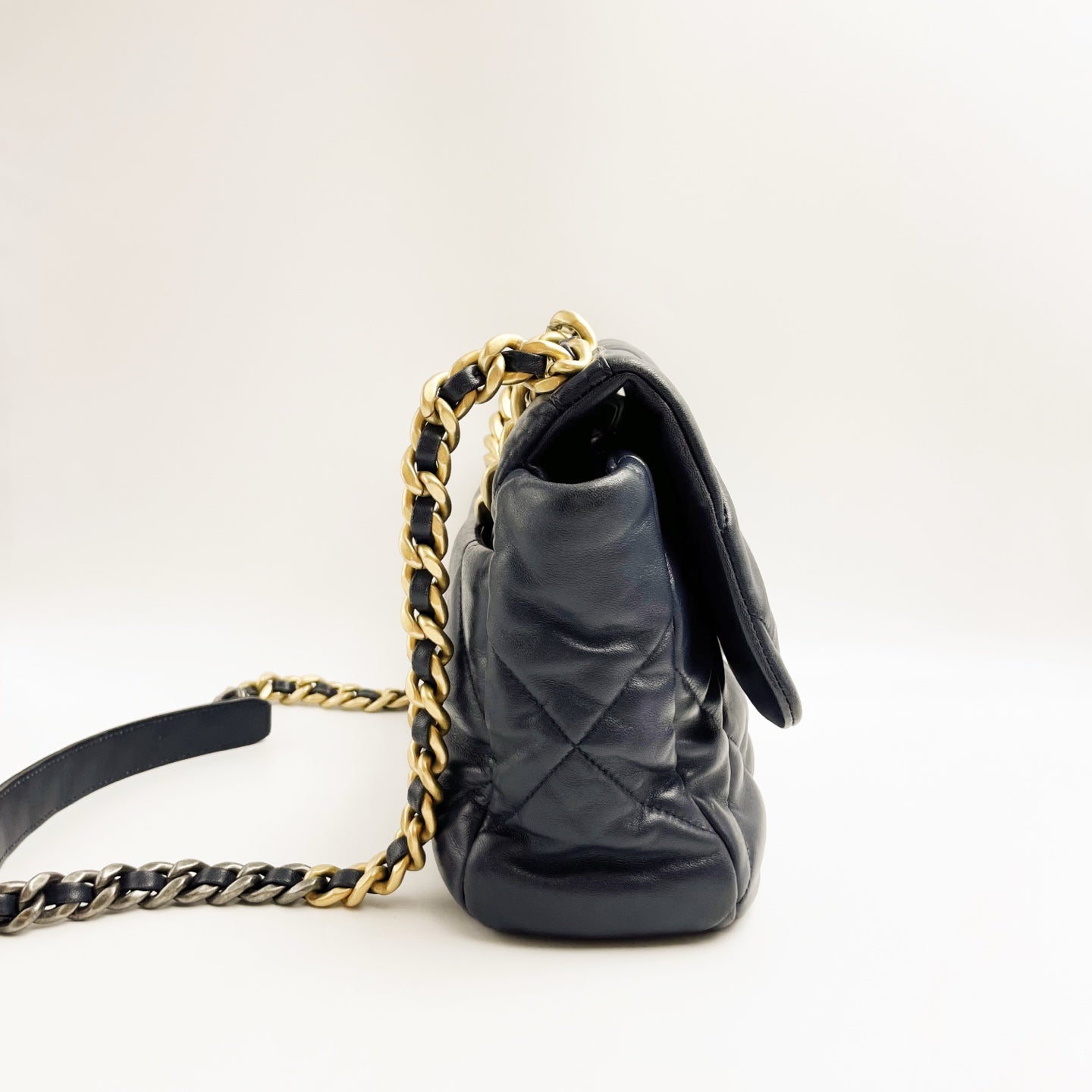 Chanel - 19 - Leather - Navy - (medium)