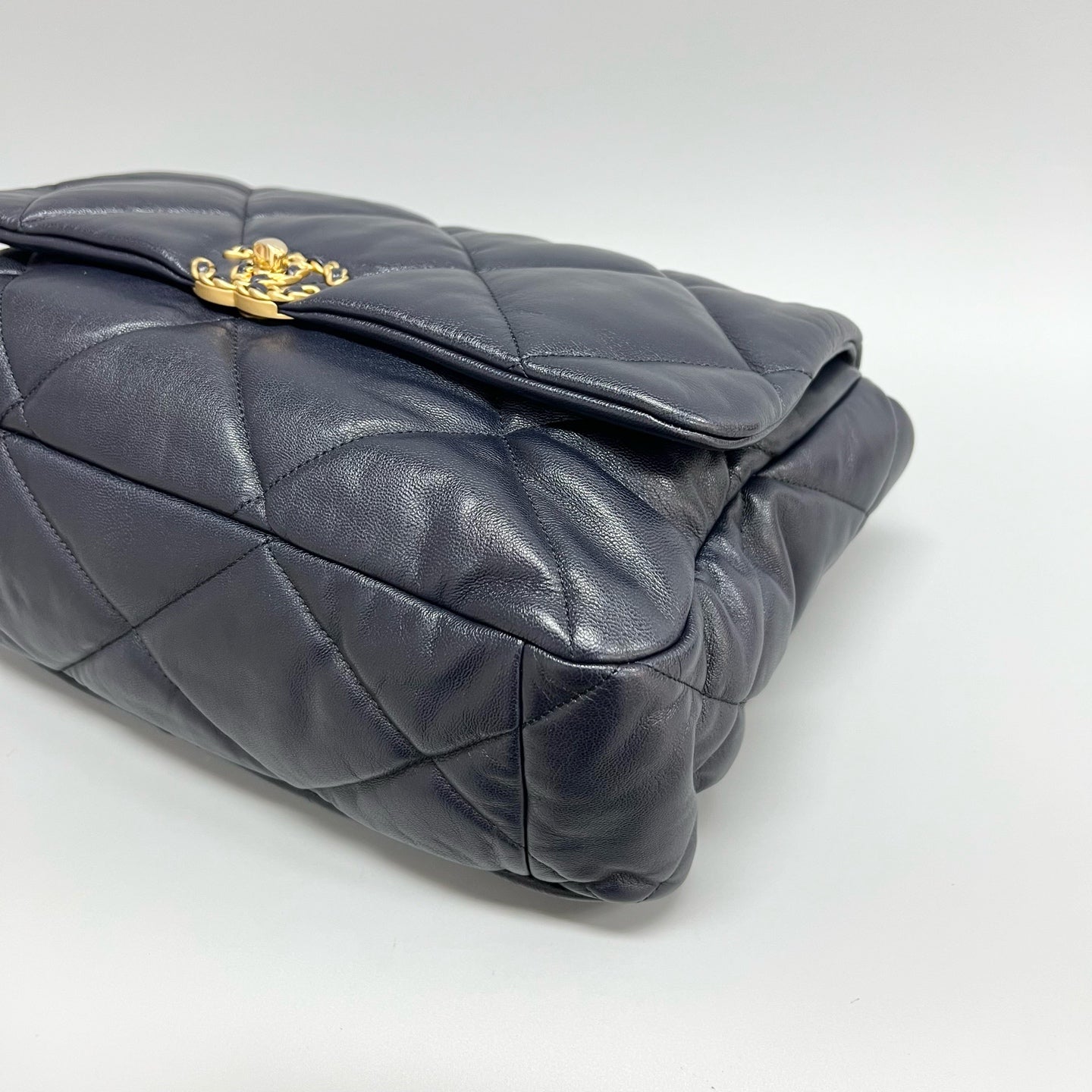 Chanel - 19 - Leather - Navy - (medium)