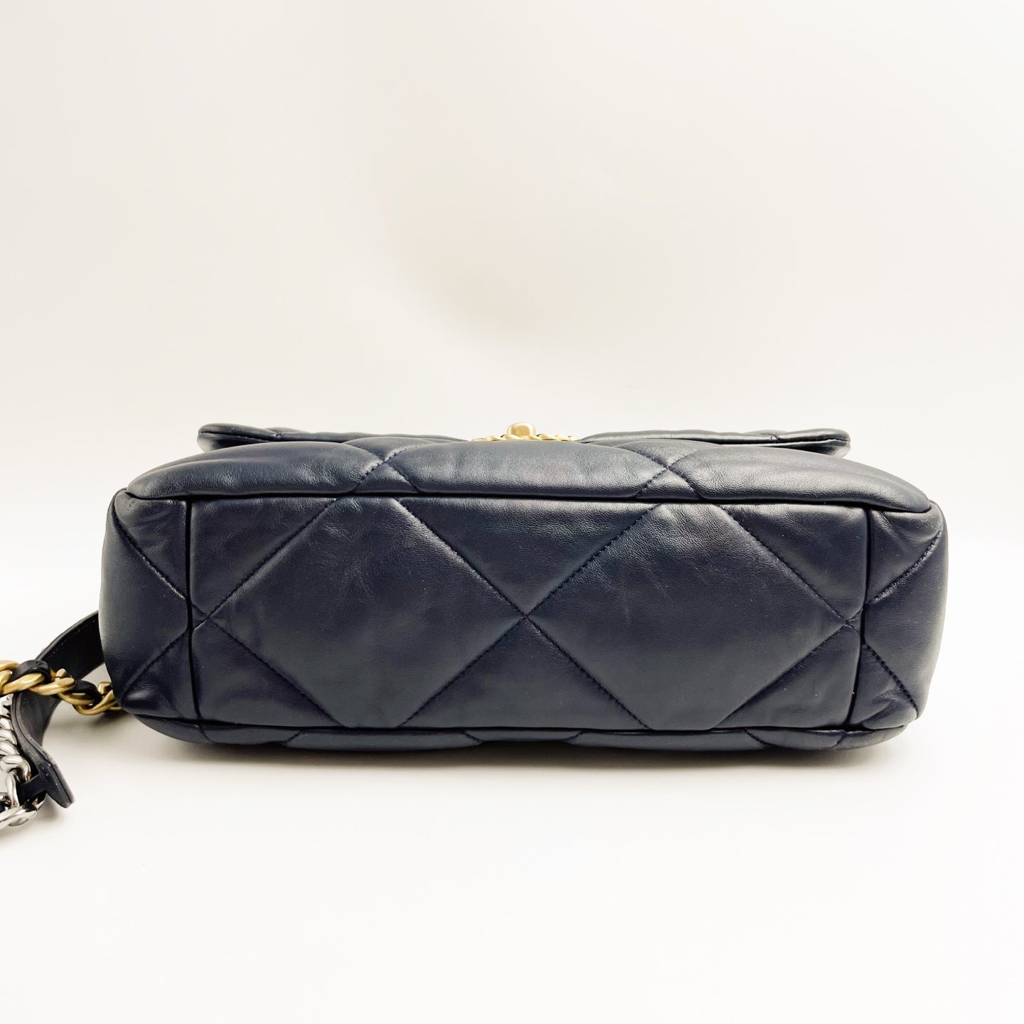 Chanel - 19 - Leather - Navy - (medium)