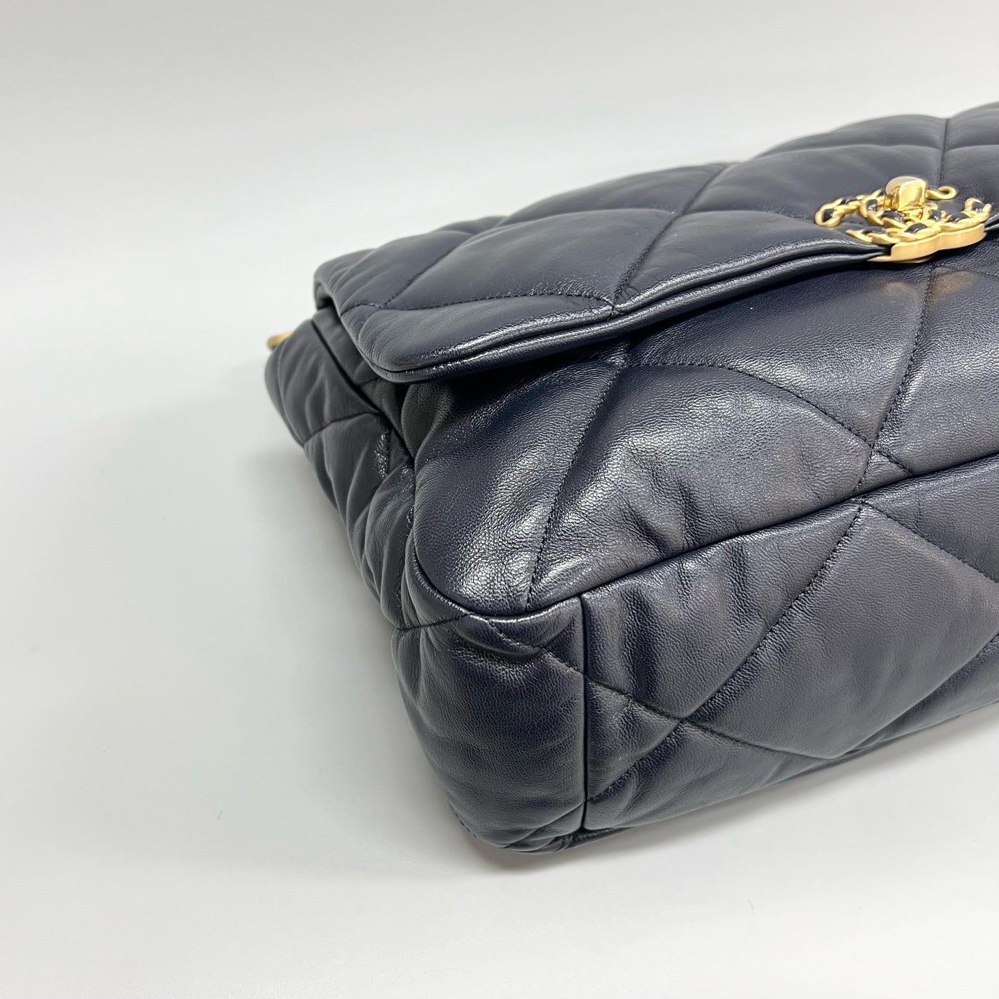 Chanel - 19 - Leather - Navy - (medium)