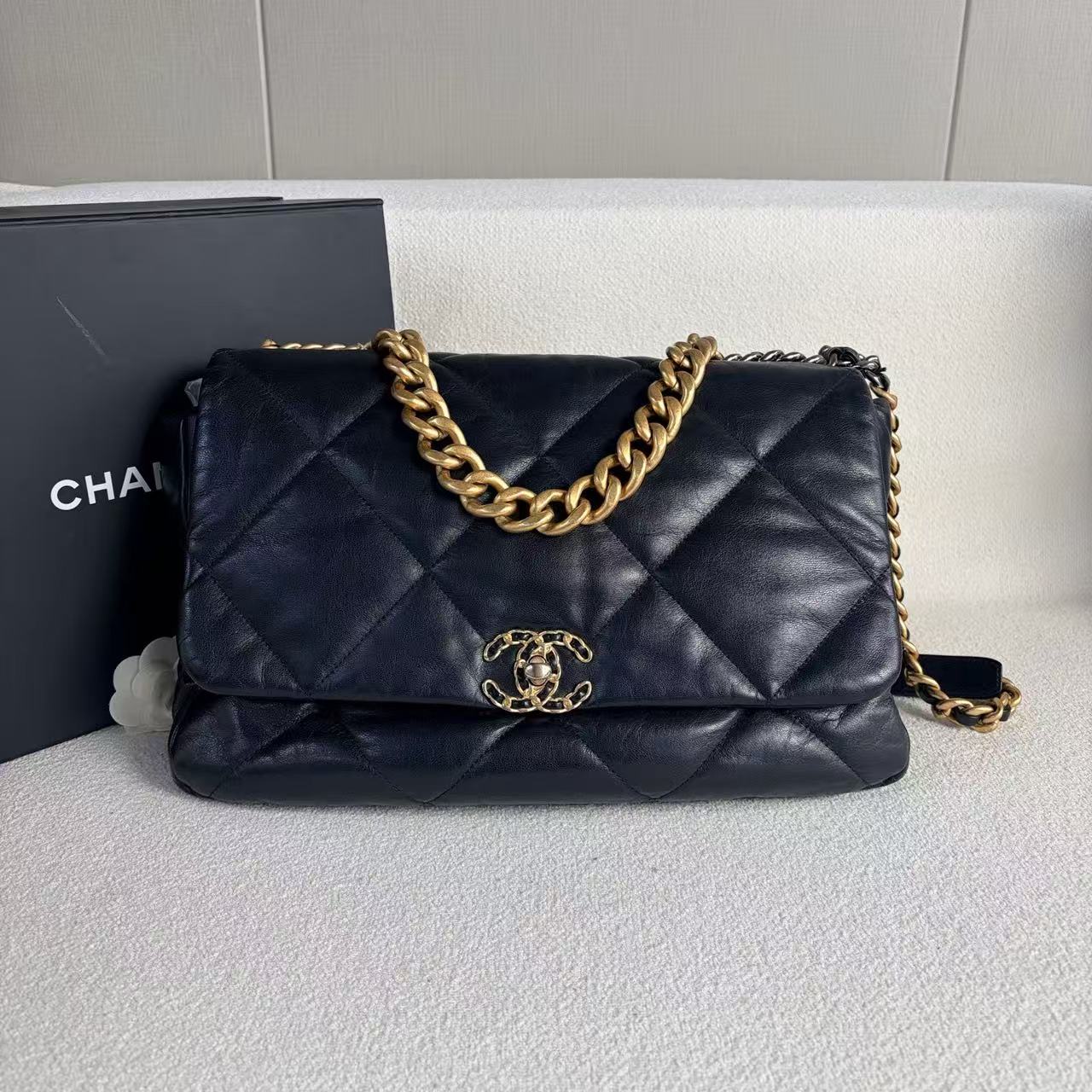 Chanel - 19 Maxi Flap Bag - Lambskin leather - Black with Aged Gold-Tone Hardware - (Maxi)