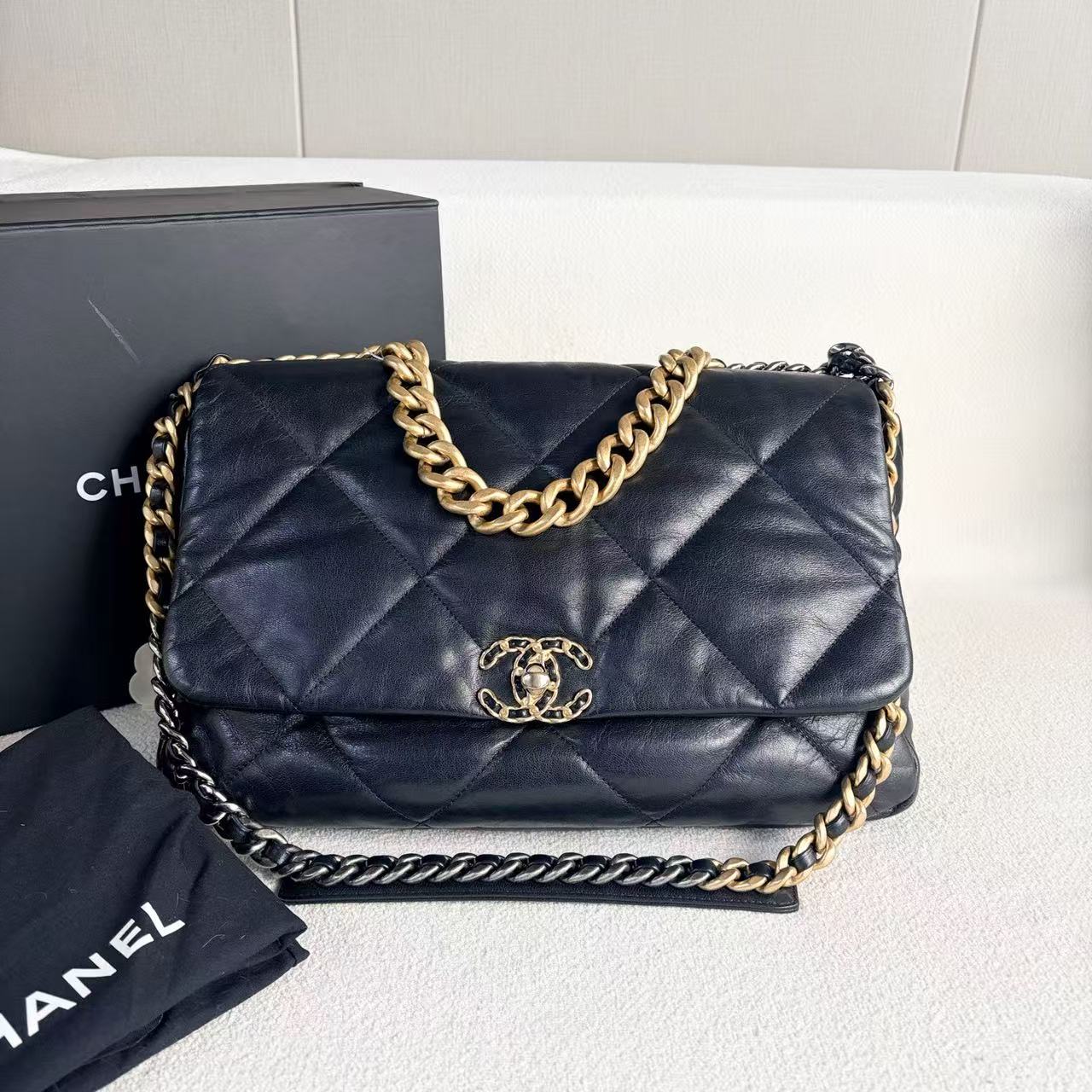Chanel - 19 Maxi Flap Bag - Lambskin leather - Black with Aged Gold-Tone Hardware - (Maxi)