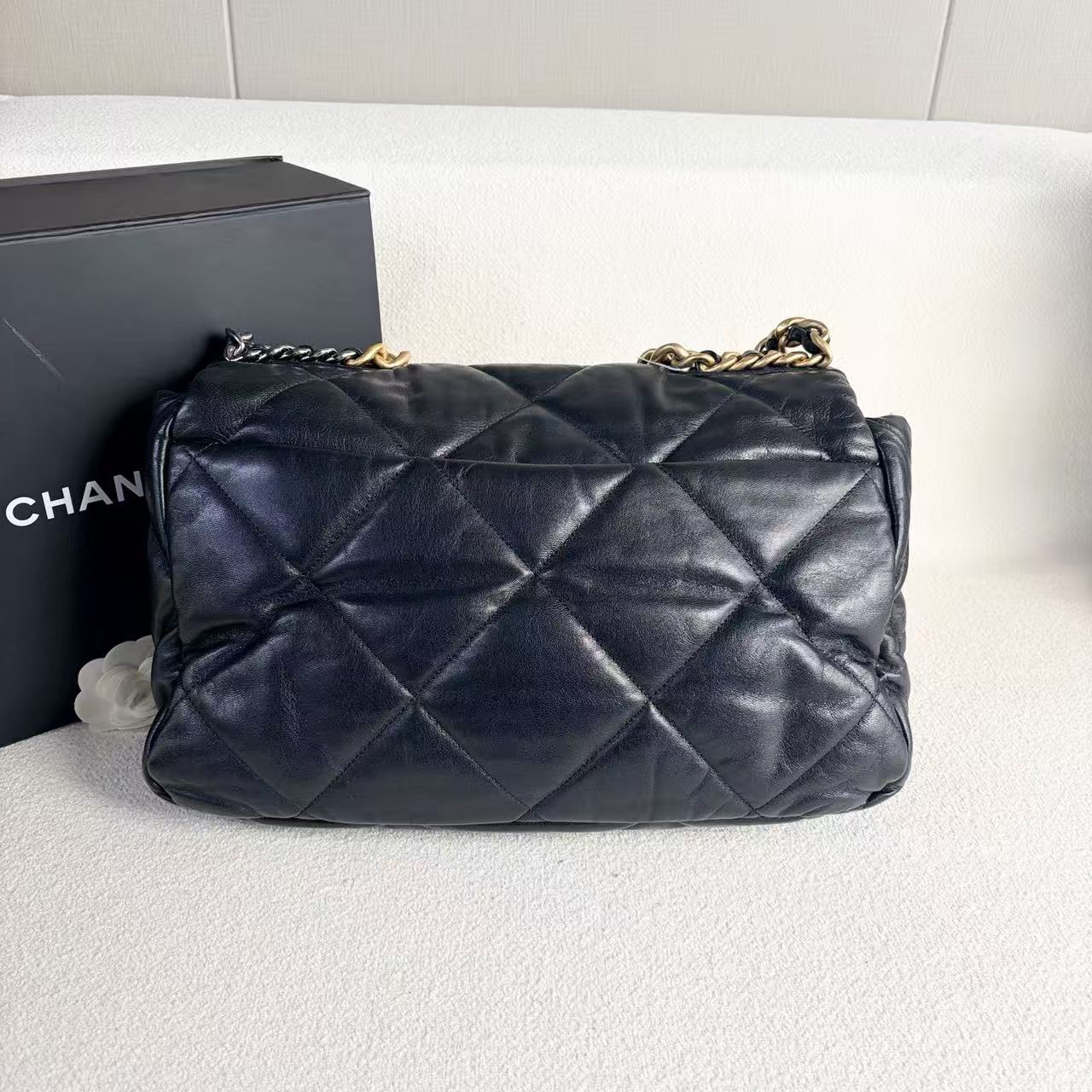 Chanel - 19 Maxi Flap Bag - Lambskin leather - Black with Aged Gold-Tone Hardware - (Maxi)