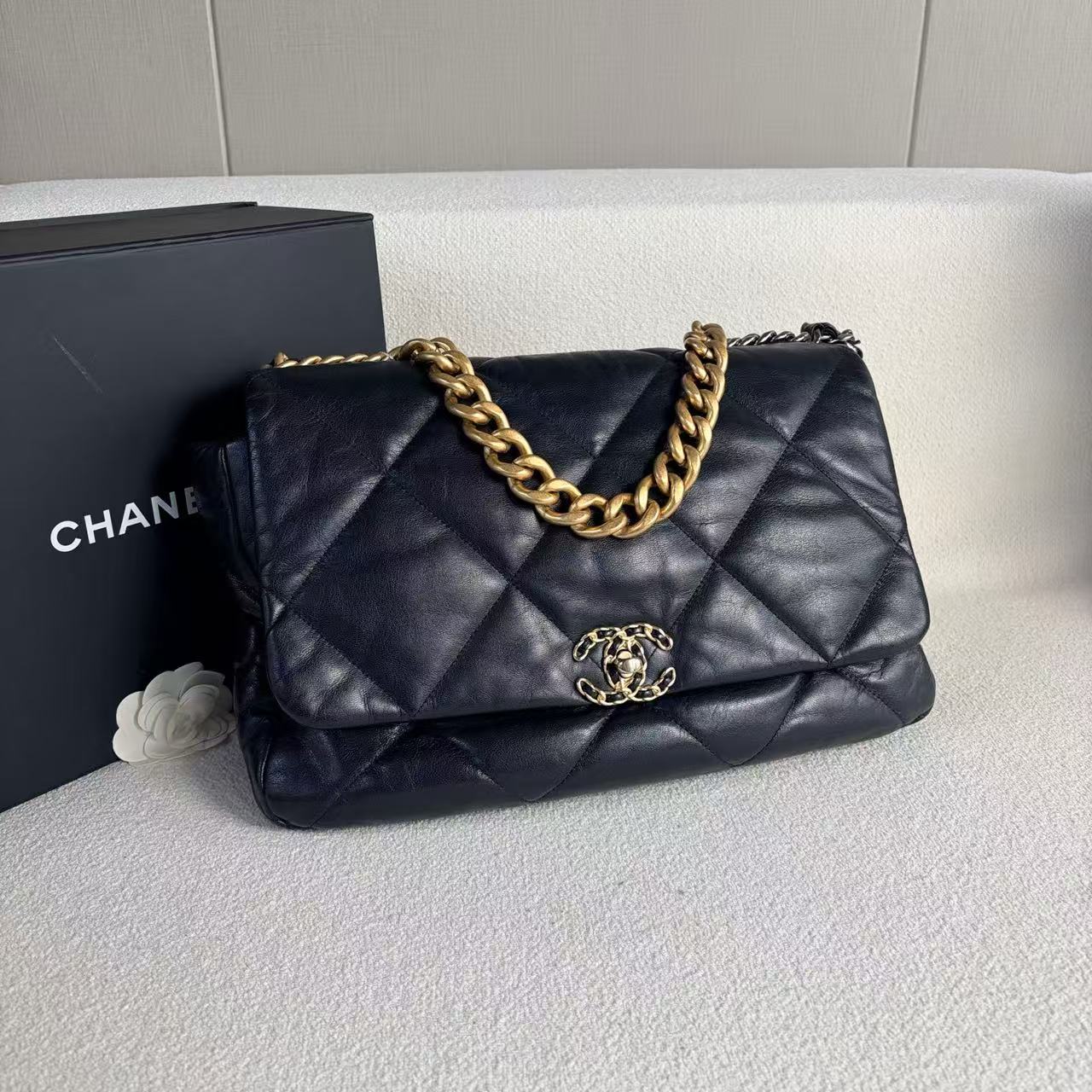 Chanel - 19 Maxi Flap Bag - Lambskin leather - Black with Aged Gold-Tone Hardware - (Maxi)