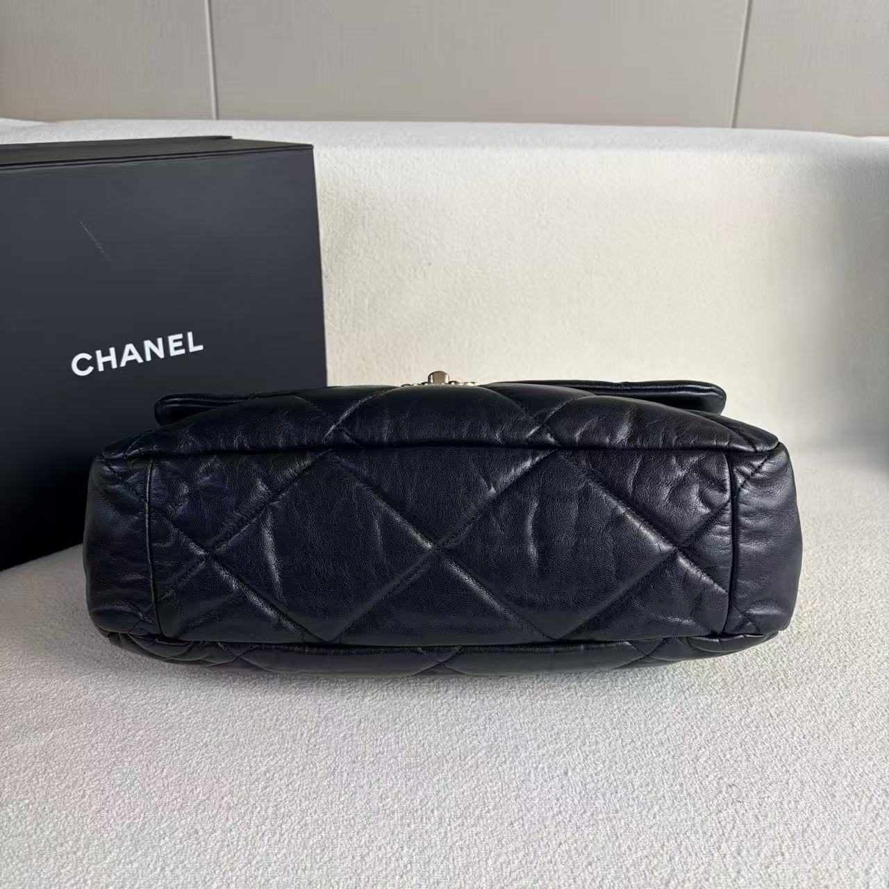 Chanel - 19 Maxi Flap Bag - Lambskin leather - Black with Aged Gold-Tone Hardware - (Maxi)