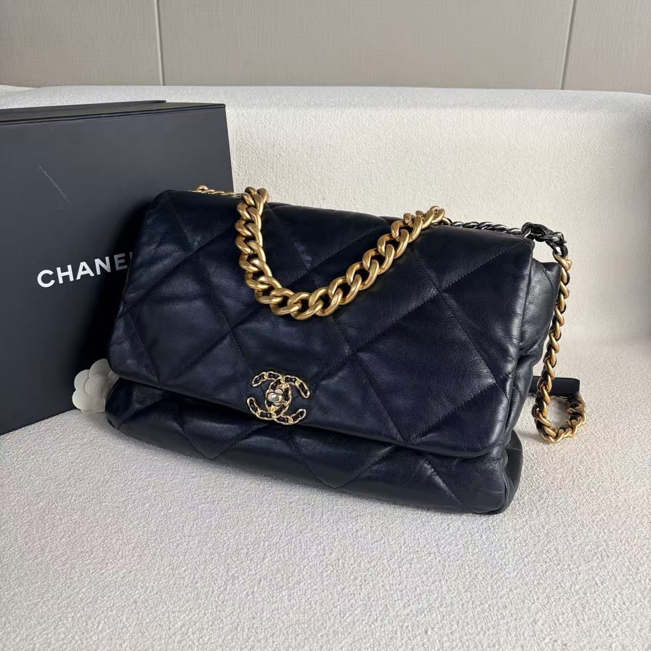 Chanel - 19 Maxi Flap Bag - Lambskin leather - Black with Aged Gold-Tone Hardware - (Maxi)