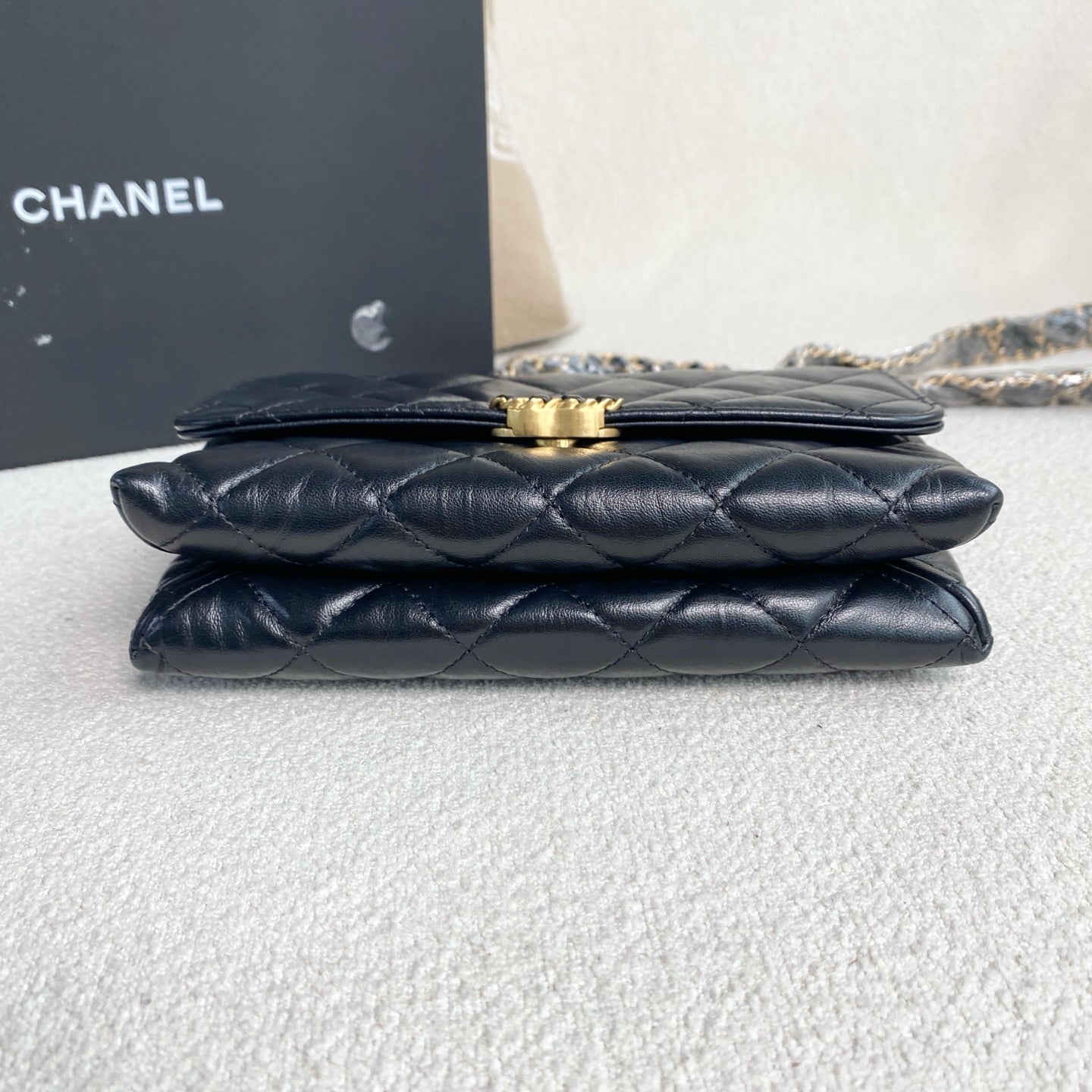 Chanel - 19 Series Small Flap Bag - Cowhide leather - Black with Gold-Tone Hardware - (mini)