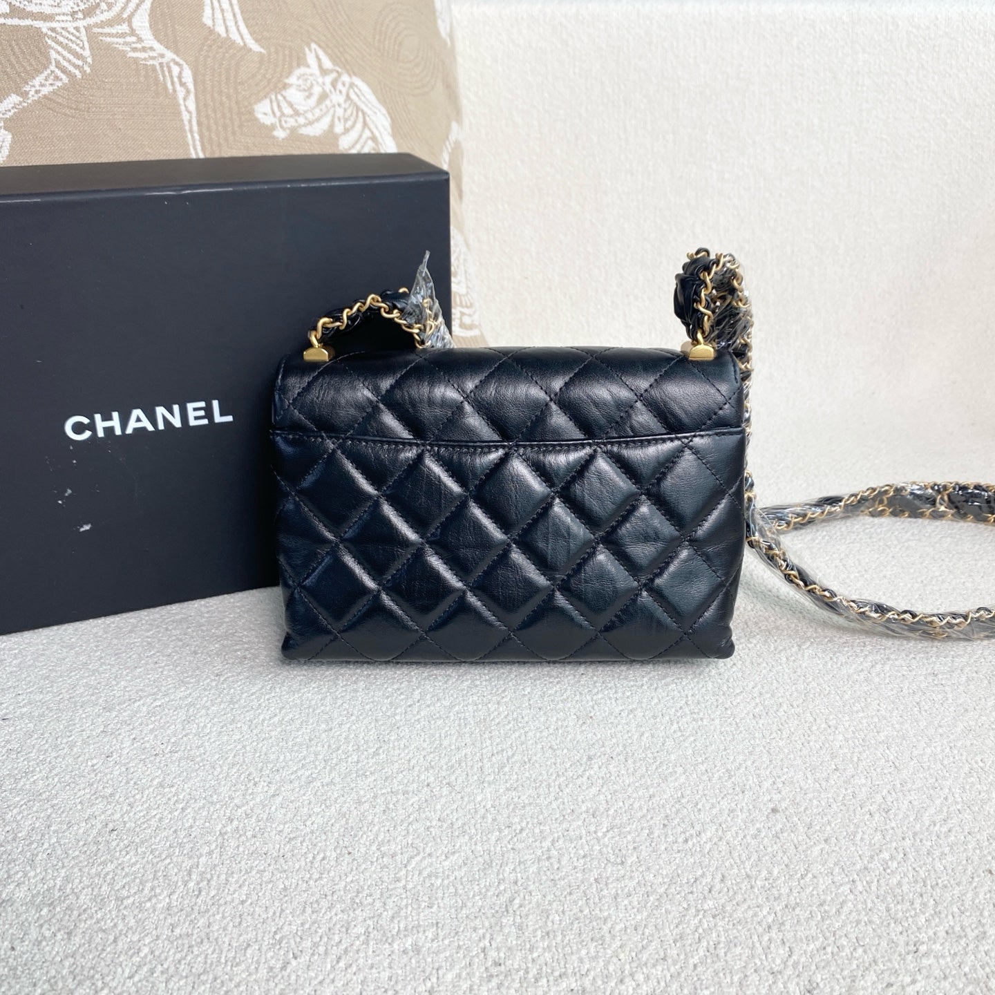 Chanel - 19 Series Small Flap Bag - Cowhide leather - Black with Gold-Tone Hardware - (mini)