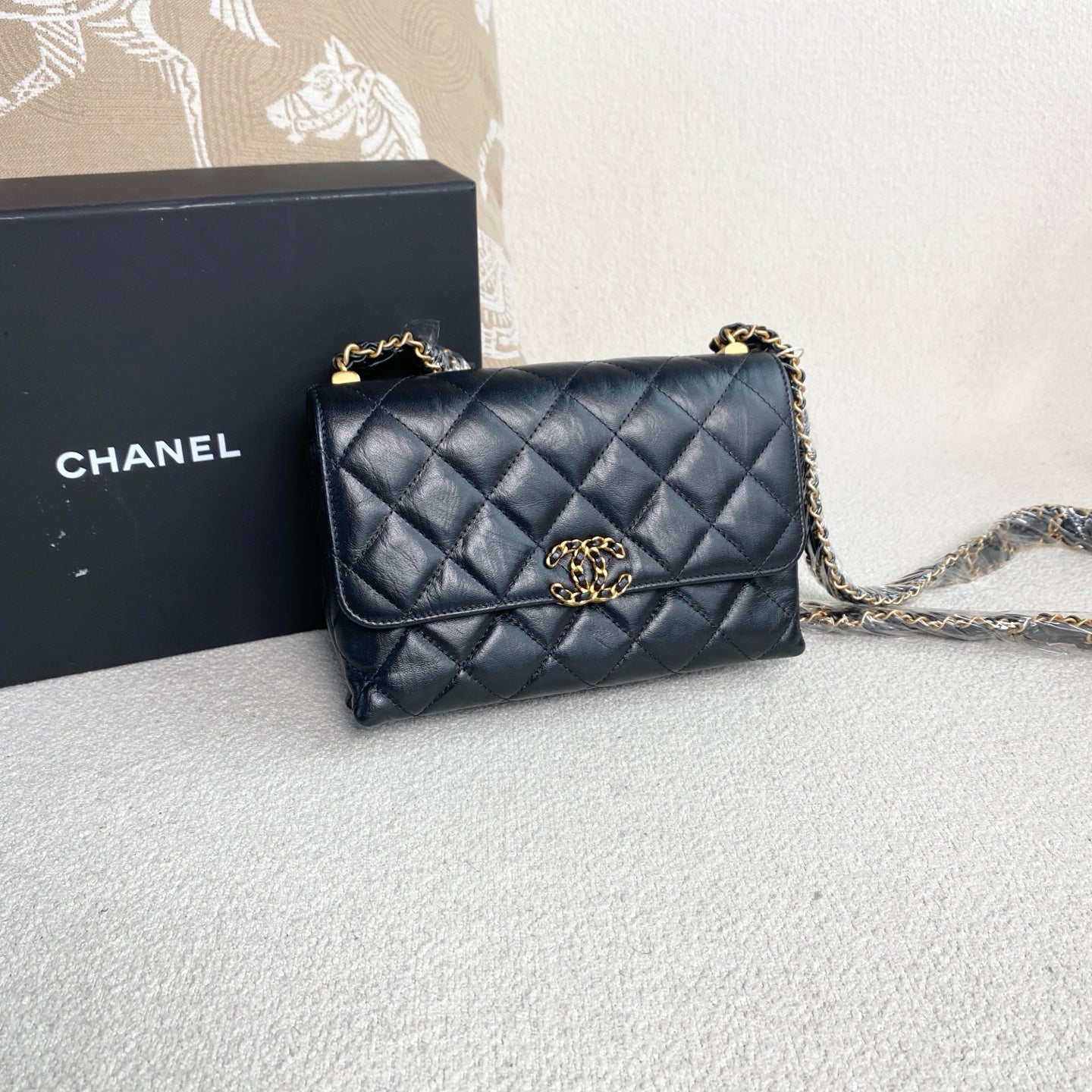 Chanel - 19 Series Small Flap Bag - Cowhide leather - Black with Gold-Tone Hardware - (mini)